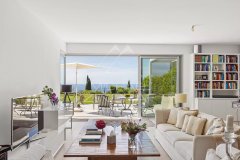 Exceptional 5-room flat – garden – 4 garages — photo 3 of 7