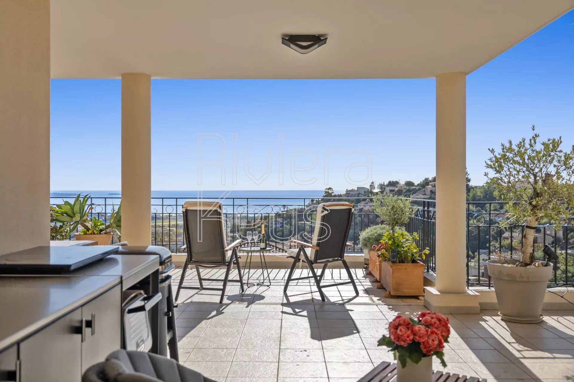 MANDELIEU-LA-NAPOULE : Superbe appartement 3 pièces avec grande terrasse et vue mer