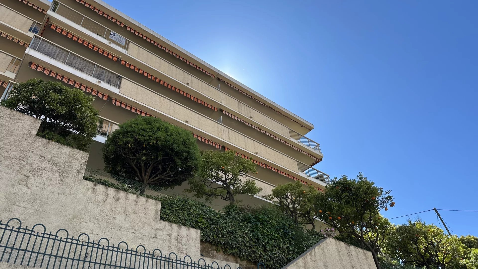 MENTON GARE ROUTIERE: APPARTEMENT 3P D'ANGLE AVEC TERRASSE - PARKING ET CAVE