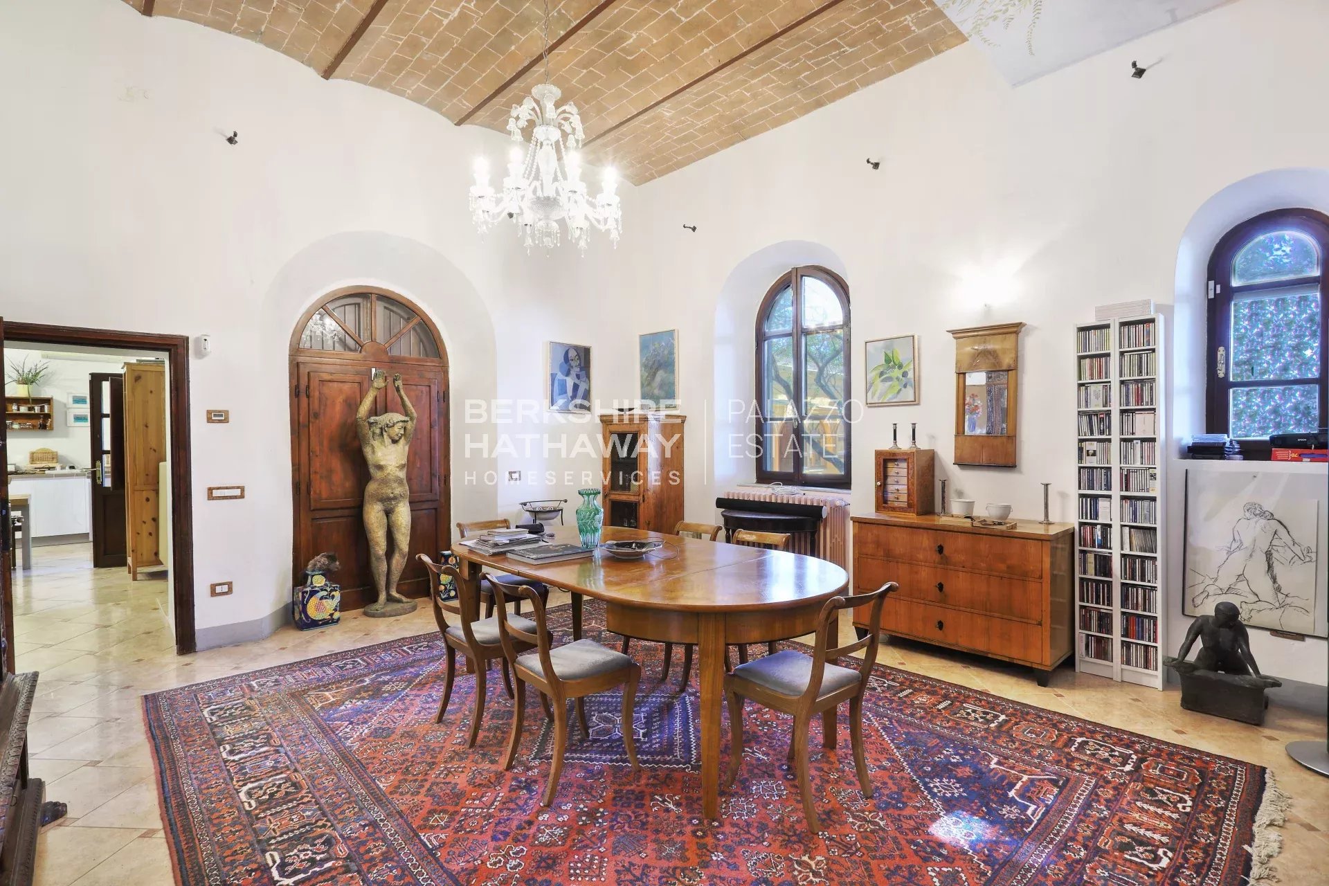 Elegante Villa d'Epoca con Vista Mare e Piscina a Riparbella
