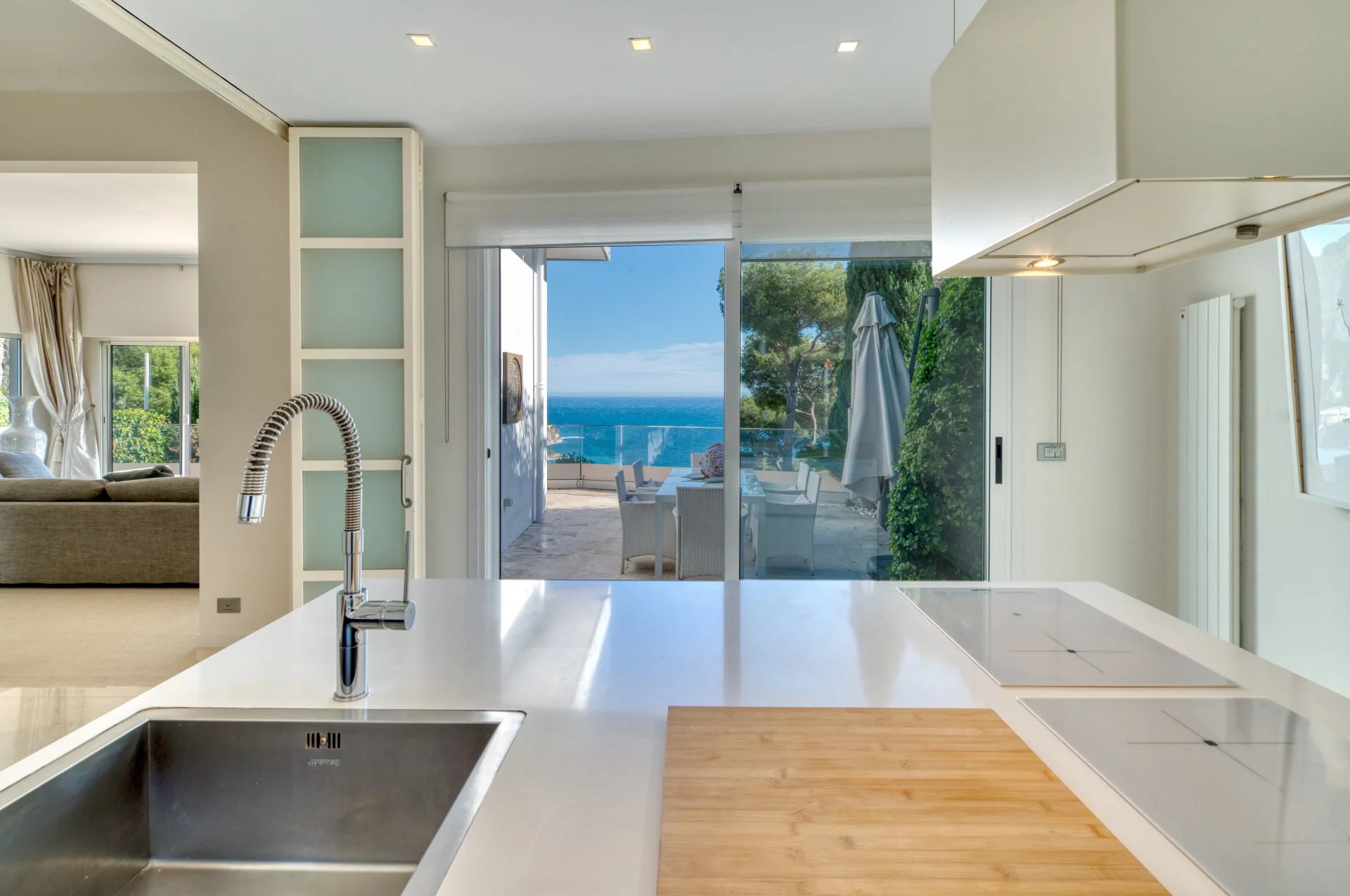 Éze Bord de mer  - Villa 220 m2, terrain 800 m2, piscine, garage