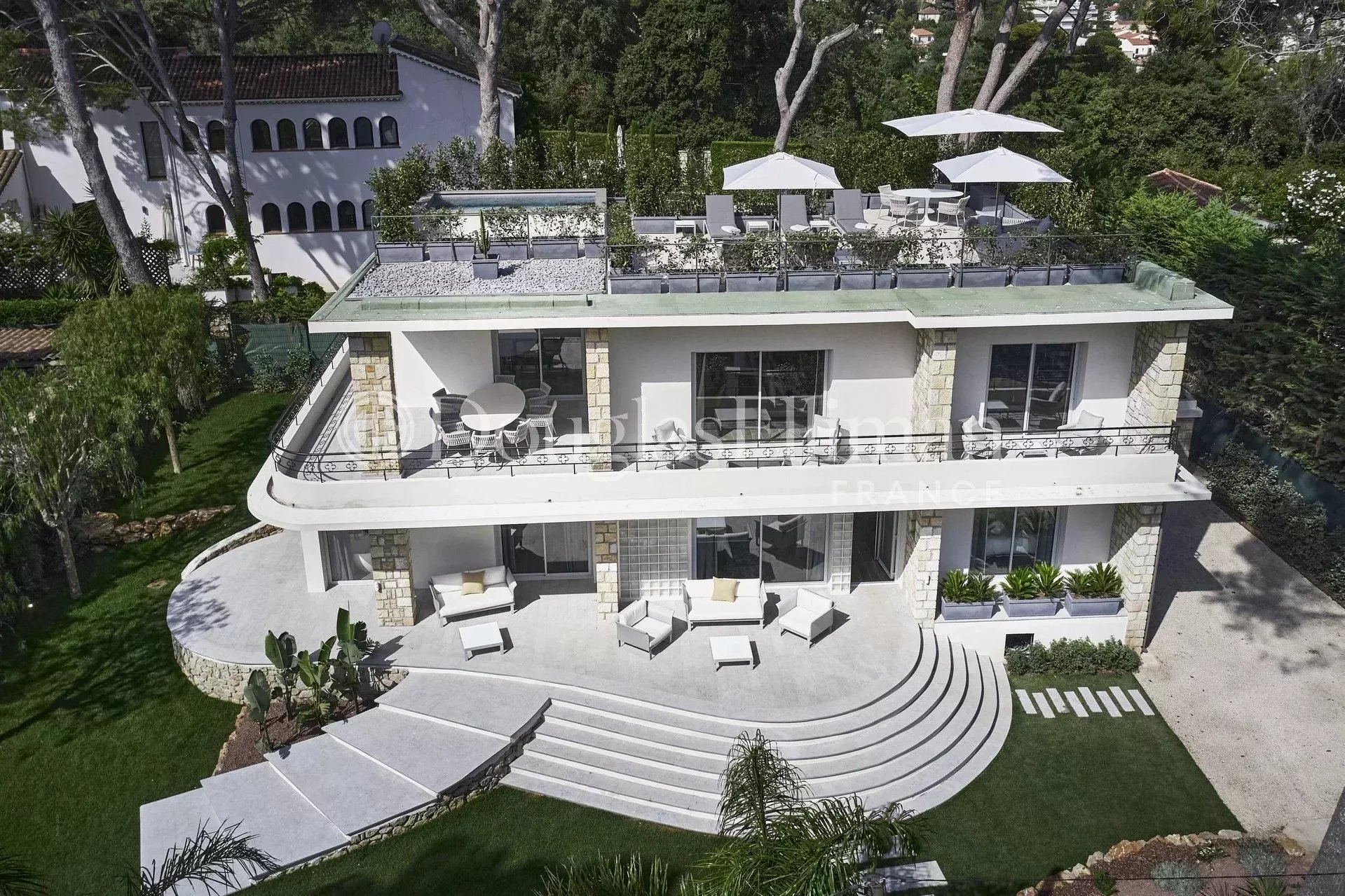 CAP D&rsquo;ANTIBES – Magnifique villa rénovée avec solarium et piscine - Image nᵒ2