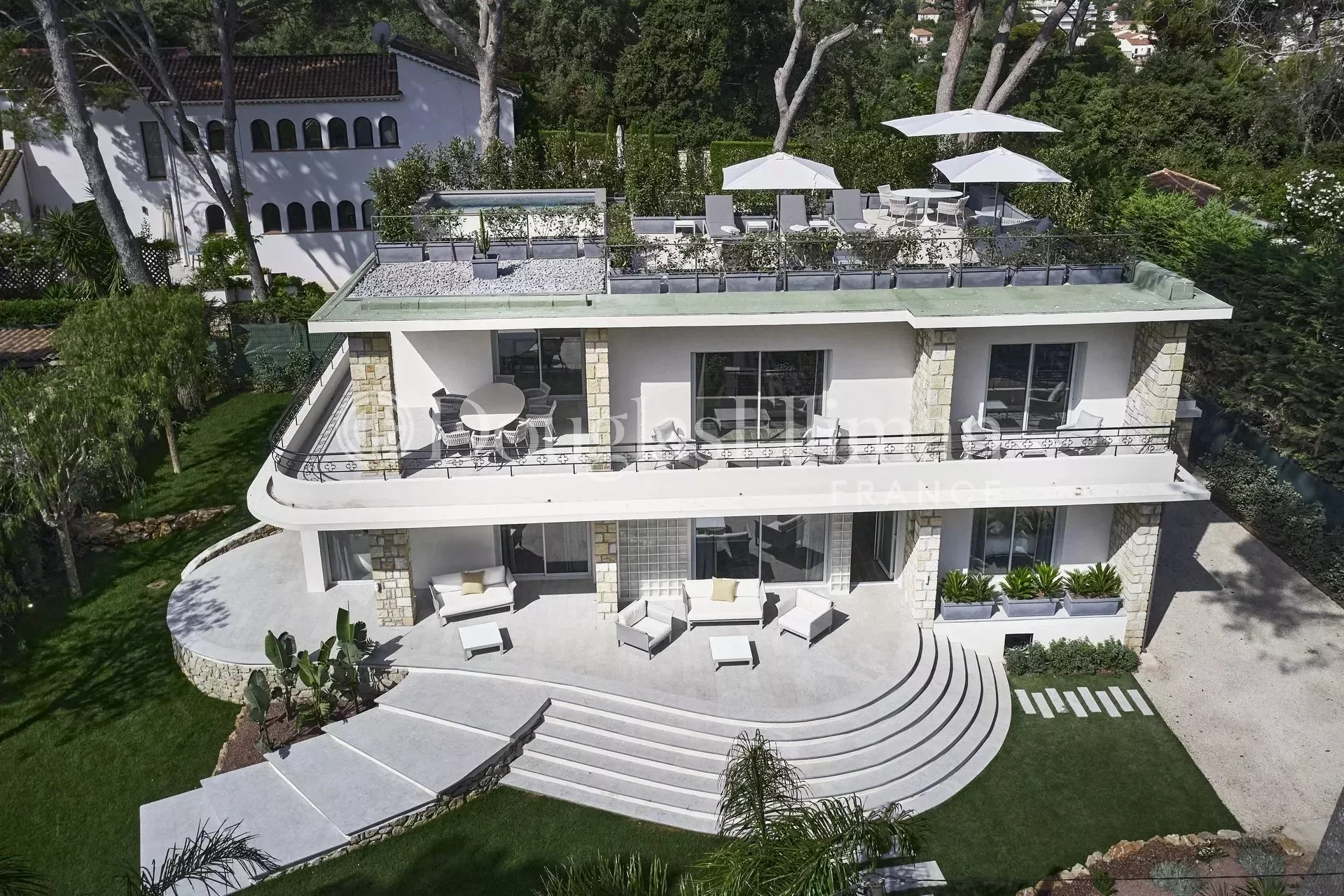 CAP D&rsquo;ANTIBES – Magnifique villa rénovée avec solarium et piscine - Image nᵒ2