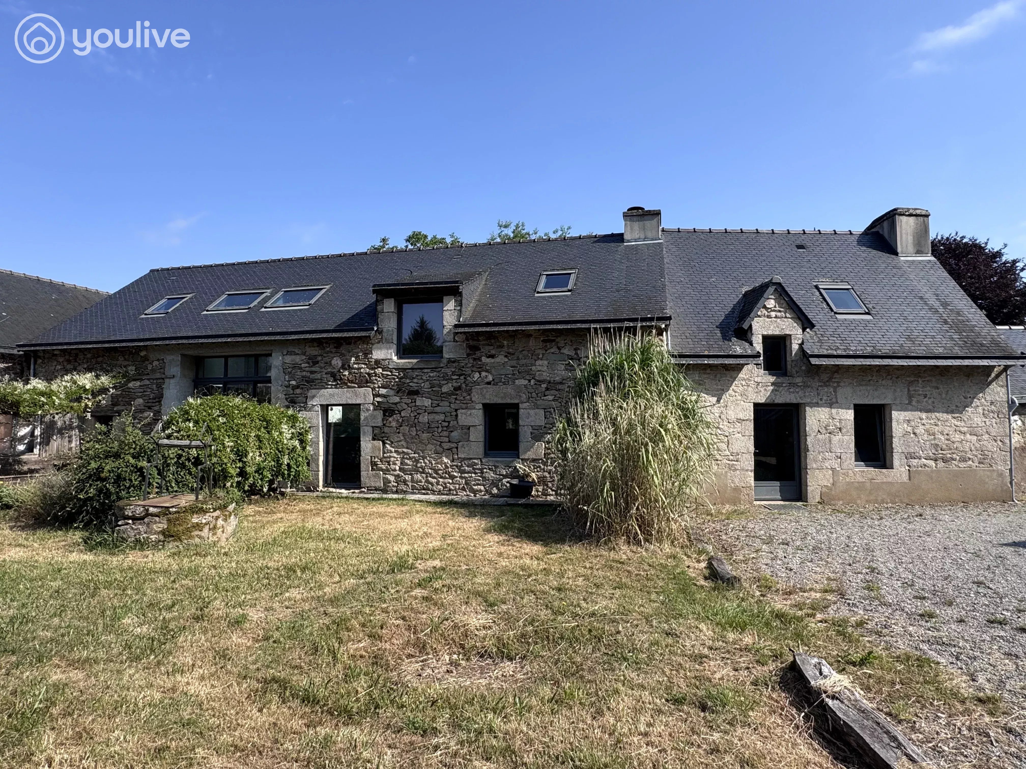 Pontivy longére 8 piéces plus 2 logements sur 3150m2