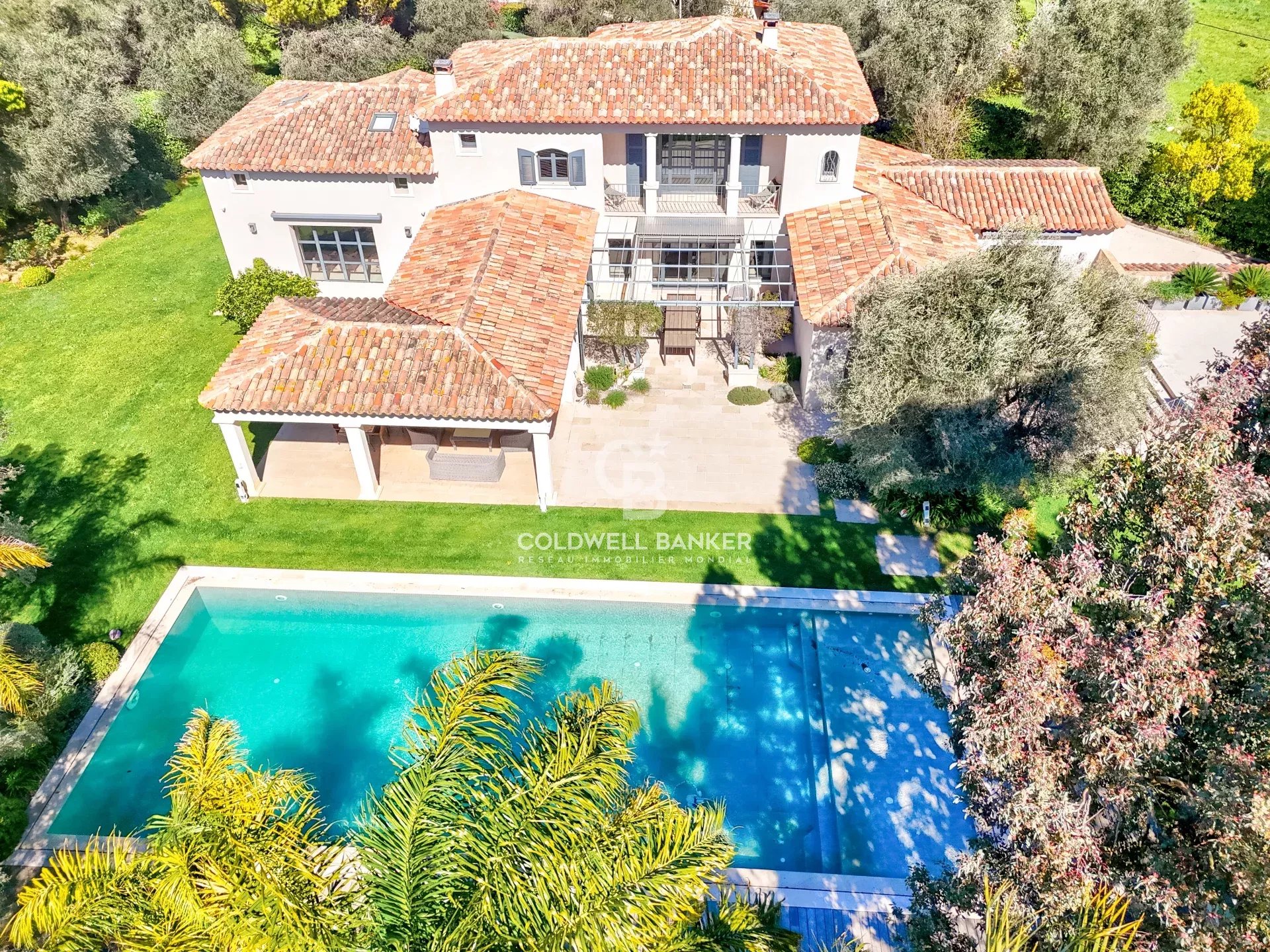 06250 MOUGINS VILLA