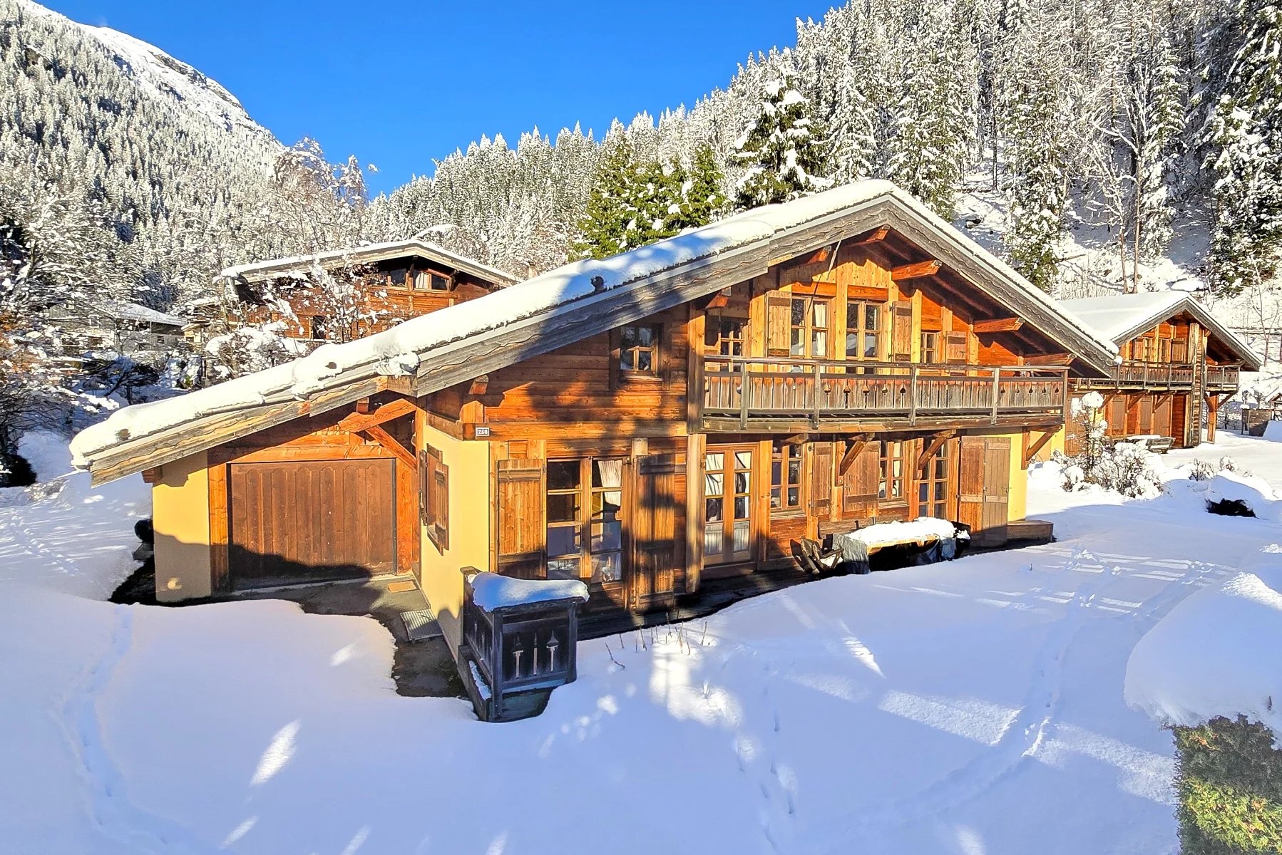 Photo of CHAMONIX - Classic alpine chalet with 6 bedrooms in Les Tines
