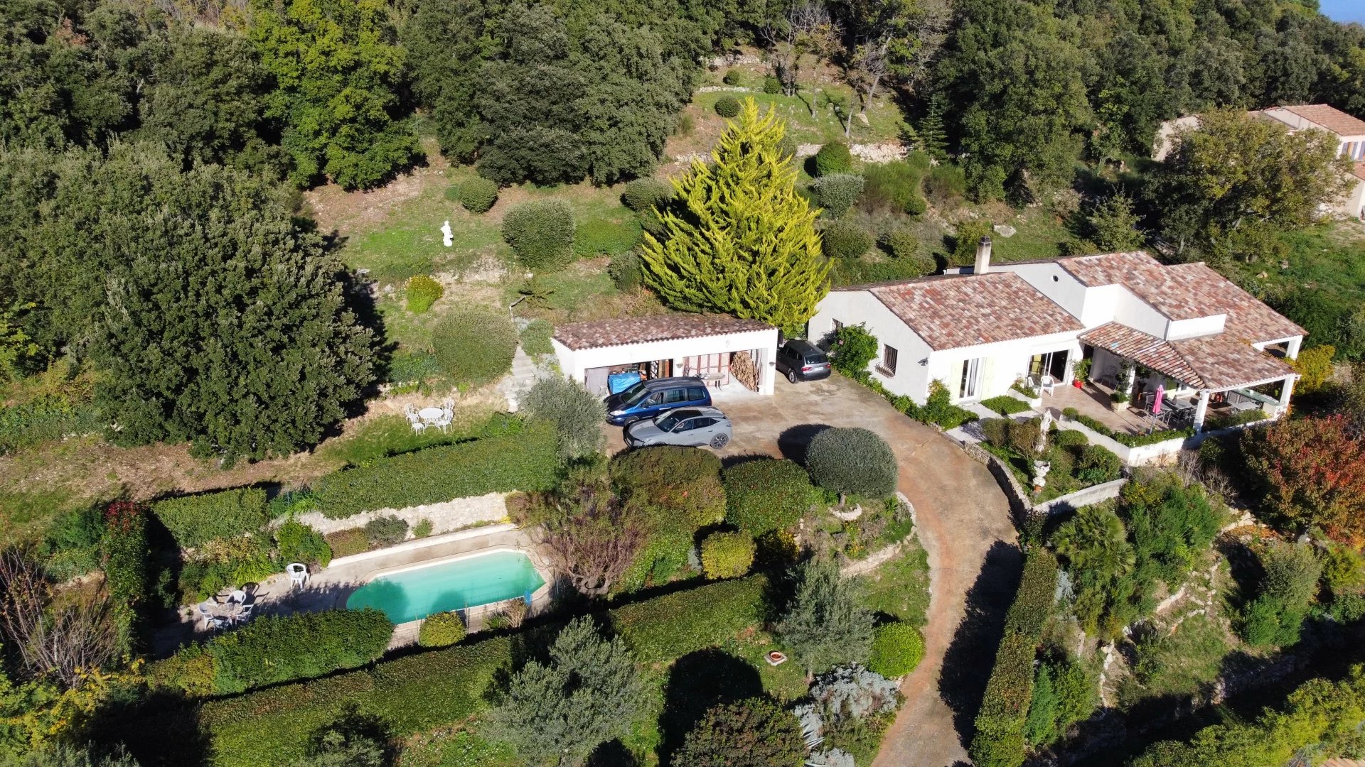 Villa de plain pied avec piscine et vue dégagée