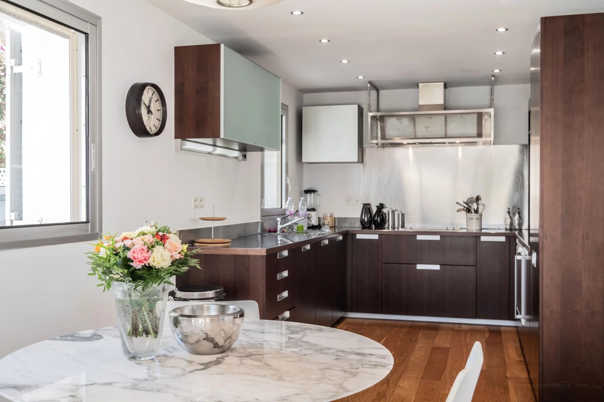 Provencal villa with flat gardens, pool and sea views