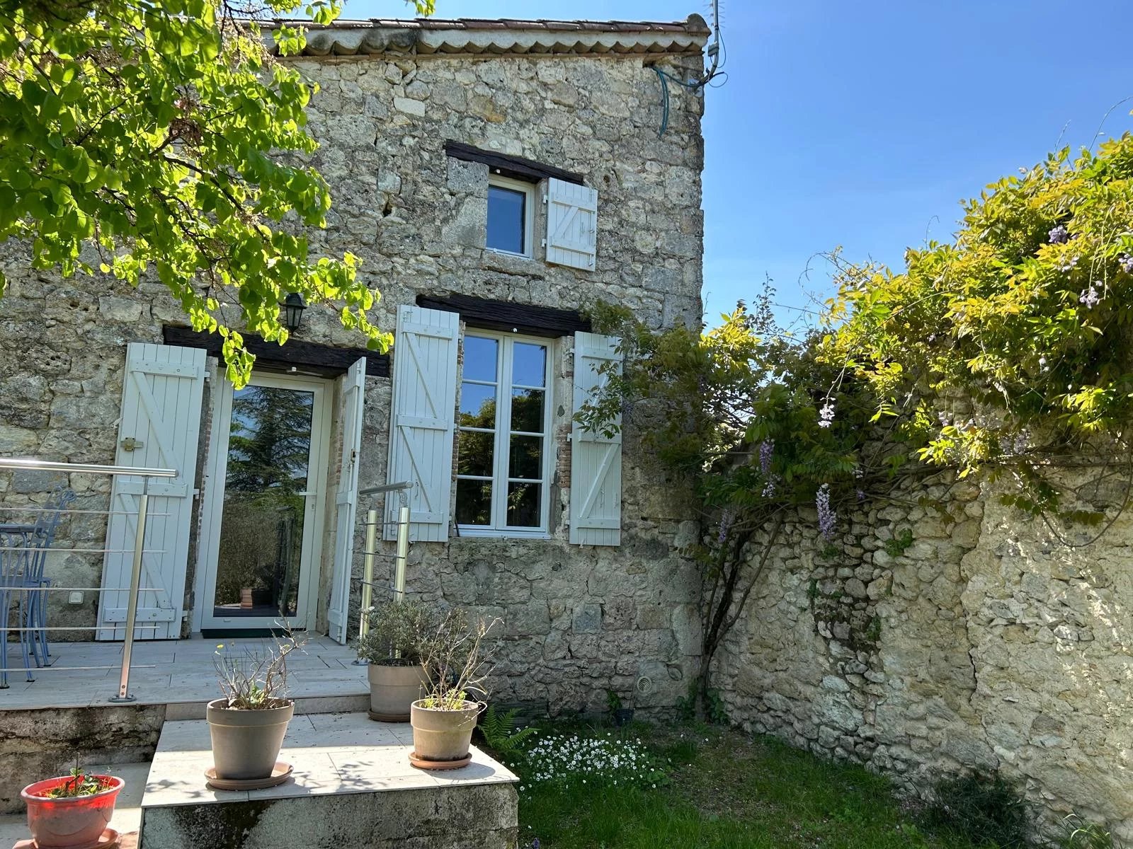 Maison de village traditionnelle, rénovée avec galerie indépendante ou local commercial à Beauville