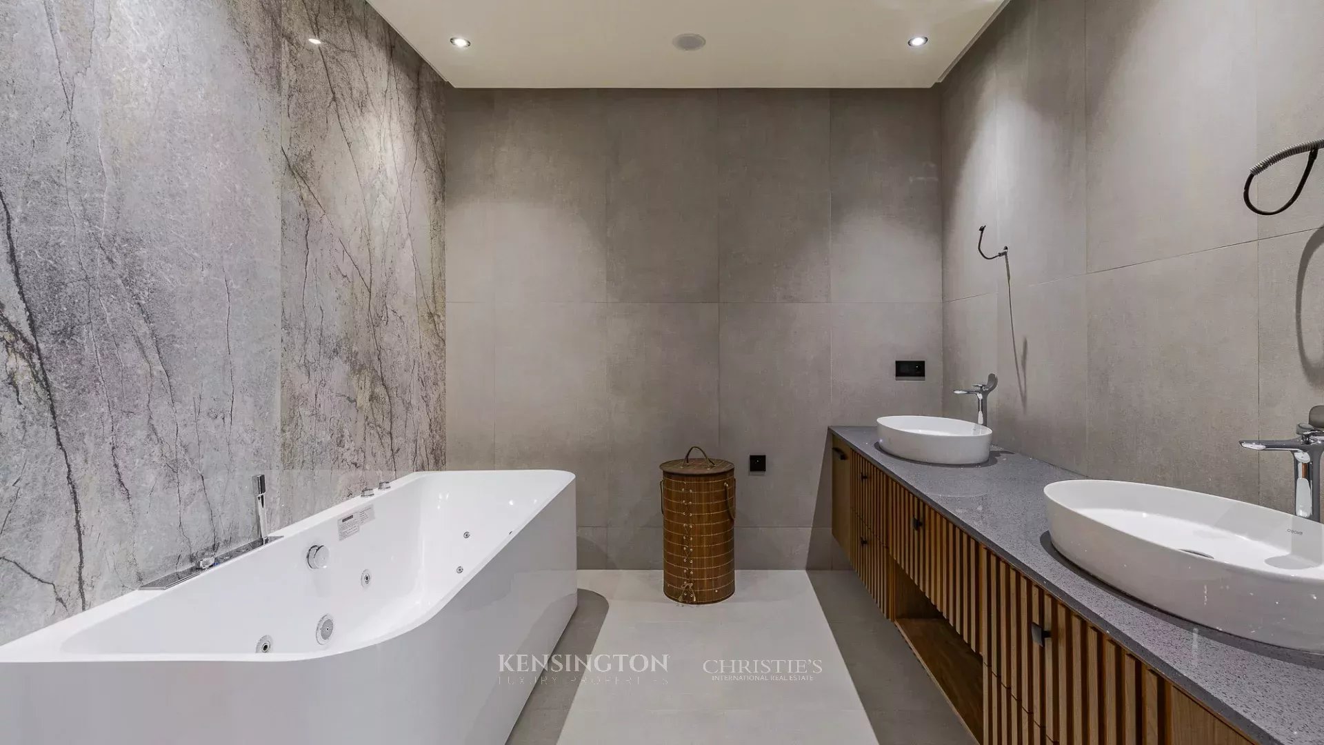 5 Bedroom Villa/Townhouse's Image 25