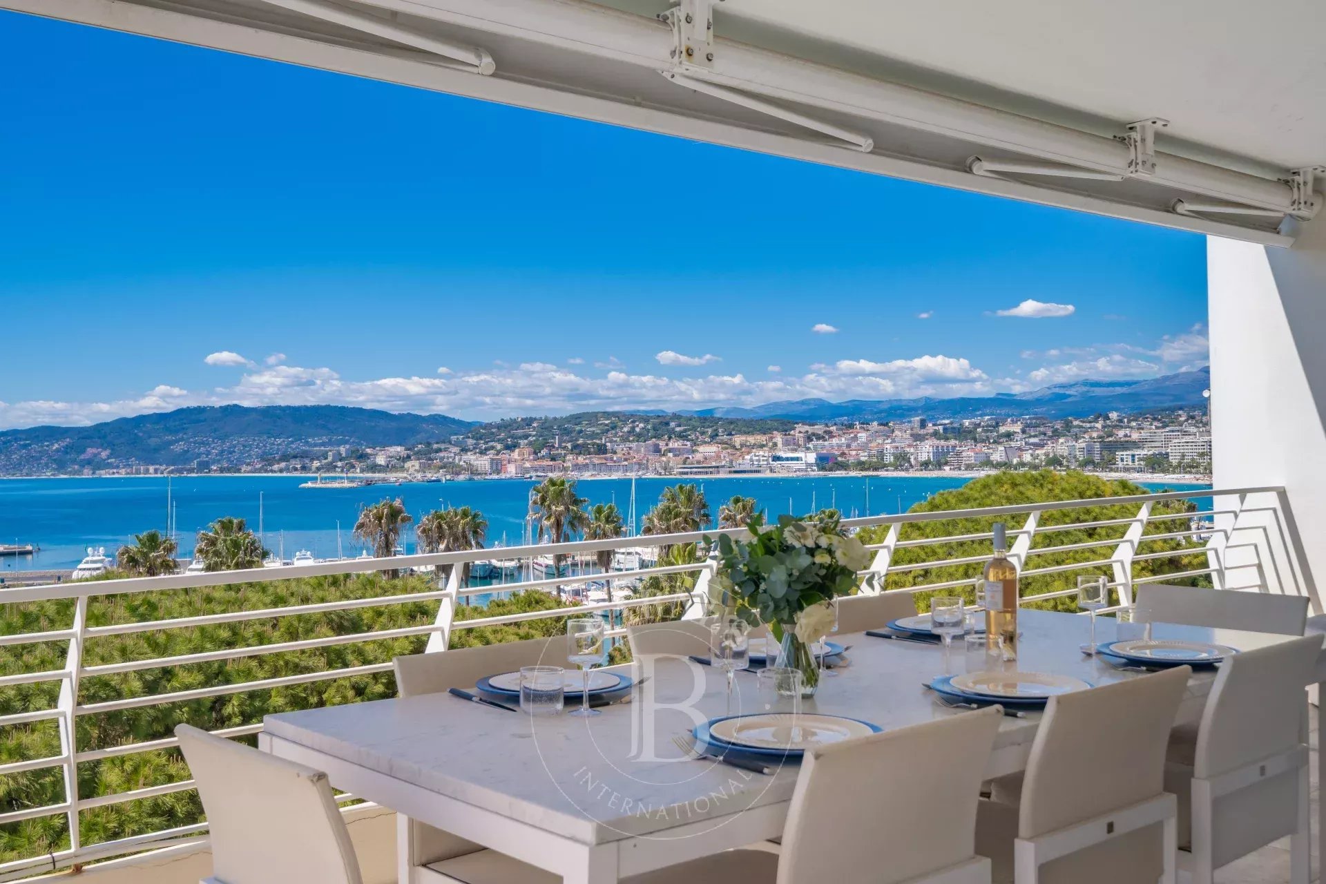 CO-EXCLUSIVITY - CANNES CROISETTE - 6-ROOM APARTMENT - MODERN - PANORAMIC SEA VIEW
