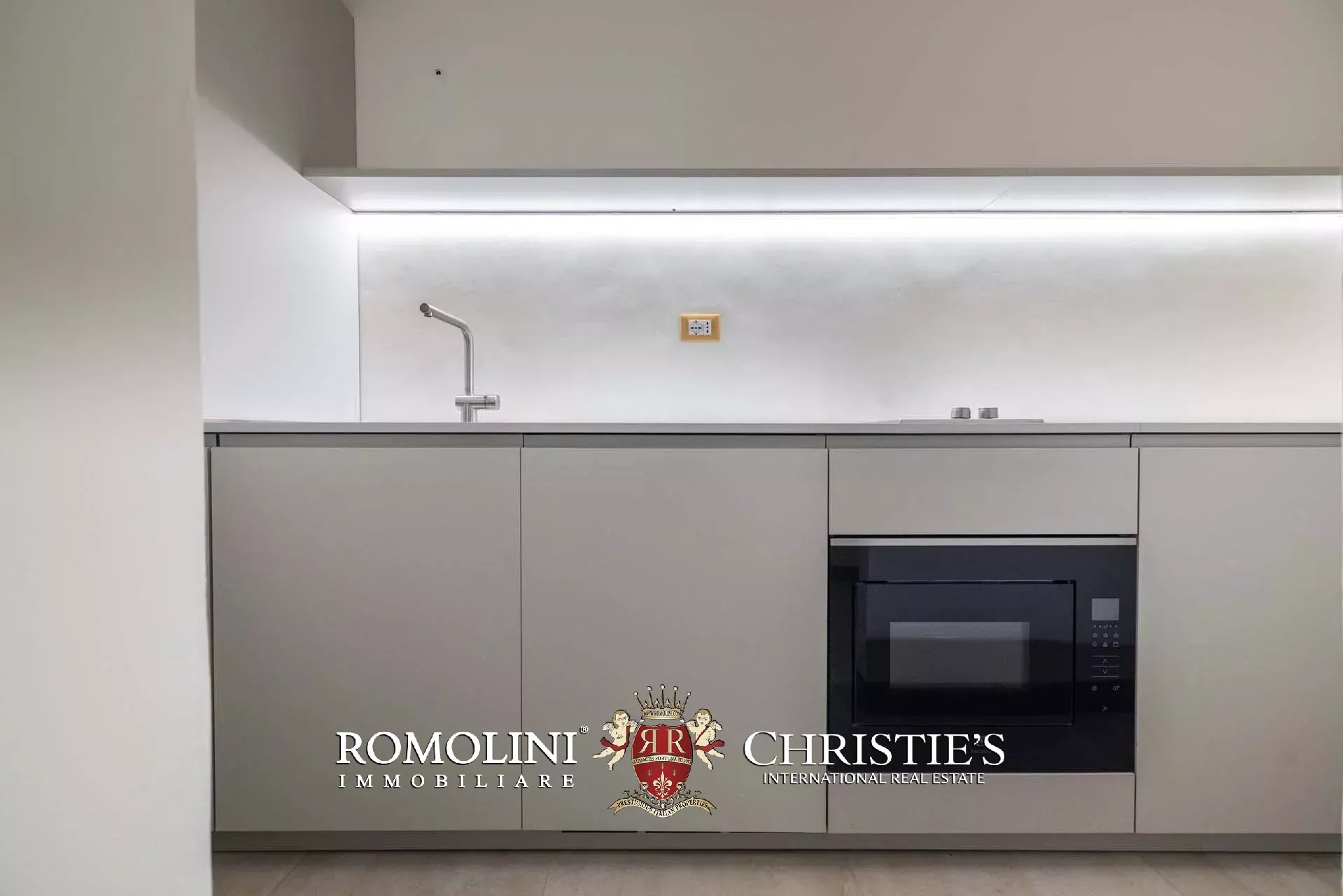 PRACHTVOLLER RESTAURIERTER PALAZZO MIT BLICK AUF DAS HISTORISCHE ZENTRUM VON FLORENZ ZU VERKAUFEN