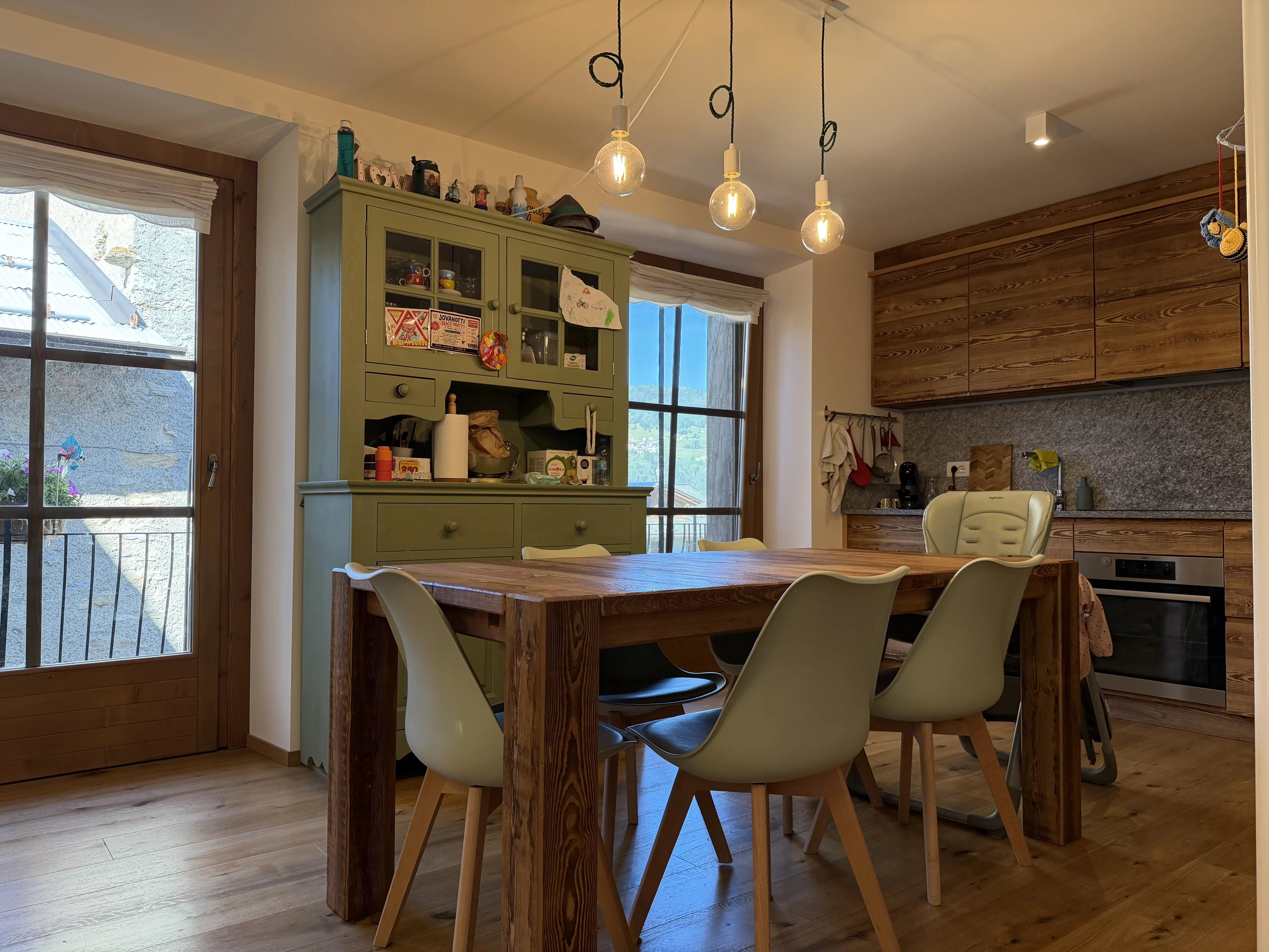 CHARMING FOUR-ROOM APARTMENT OVER TWO LEVELS WITH GARAGE — photo 10