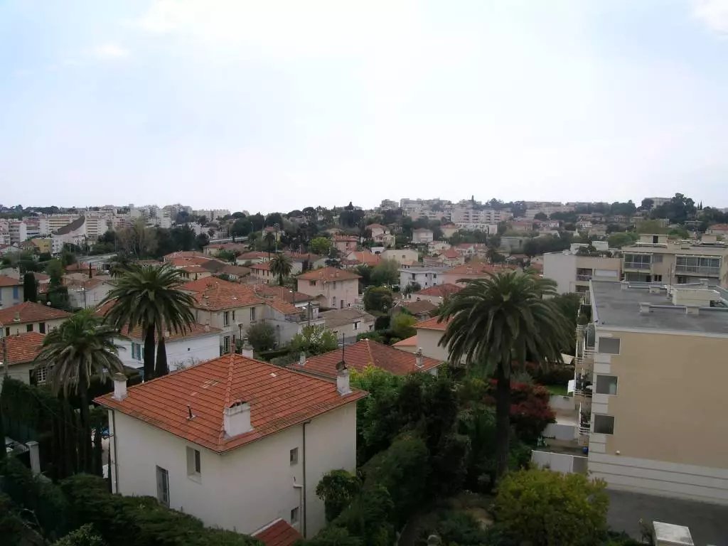Proche centre ville - 2p avec balcon vue dégagée