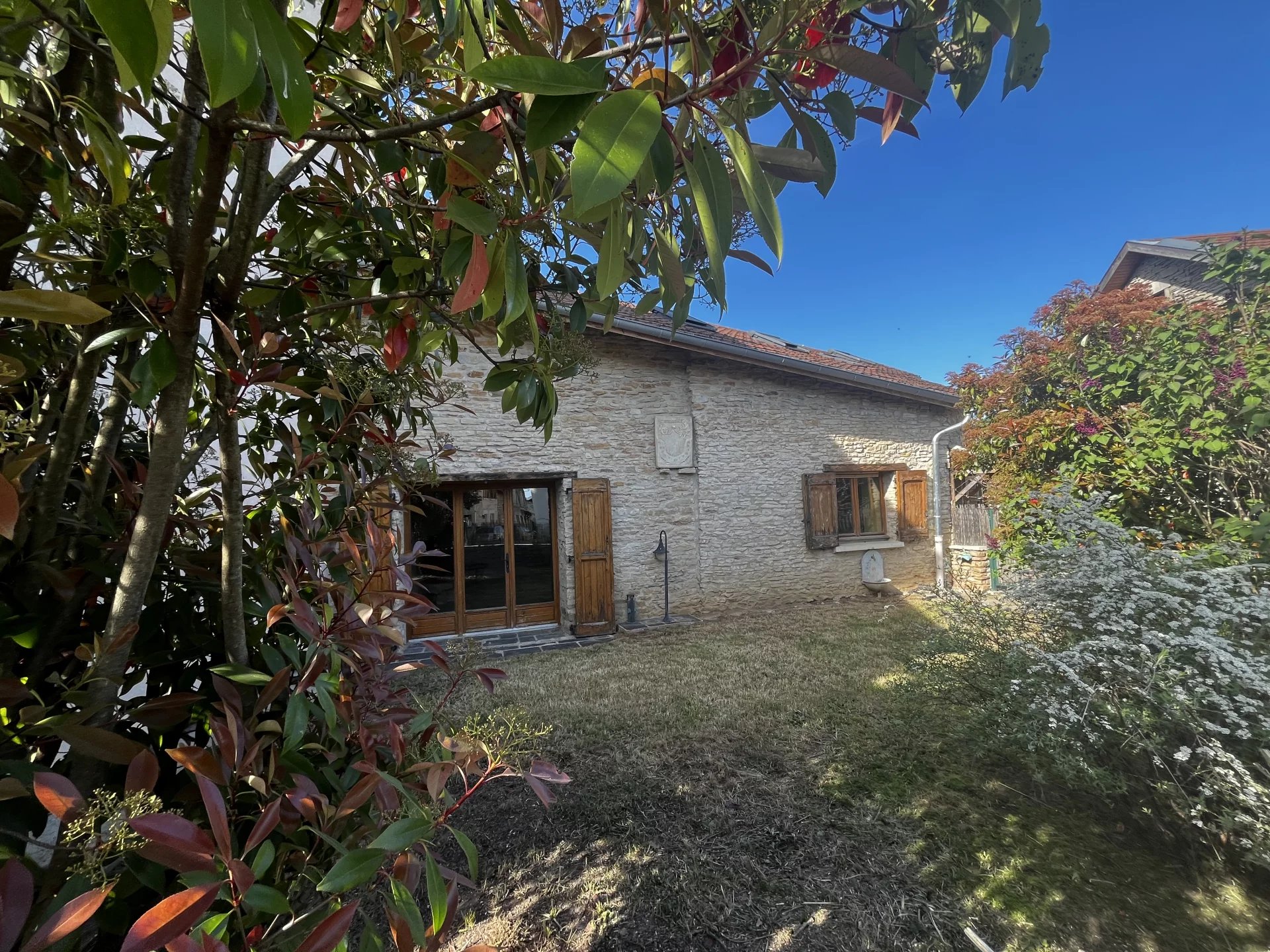 Maison en pierre 8 pièces 165 m² + jardin