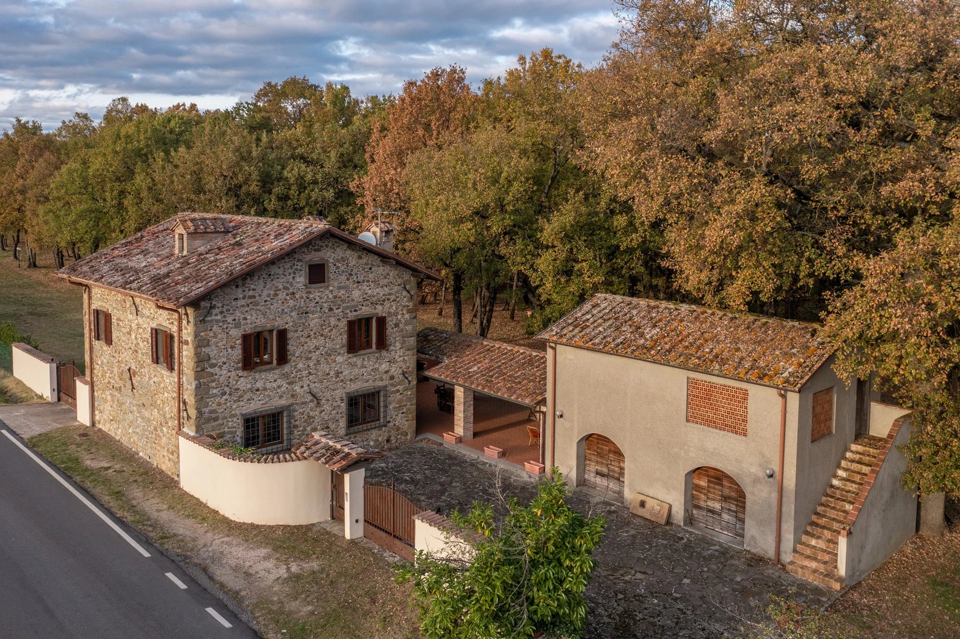 CASALE CON FIENILE IN VENDITA IN TOSCANA, A 2 KM DAL BORGO MEDIEVALE DI ANGHIARI