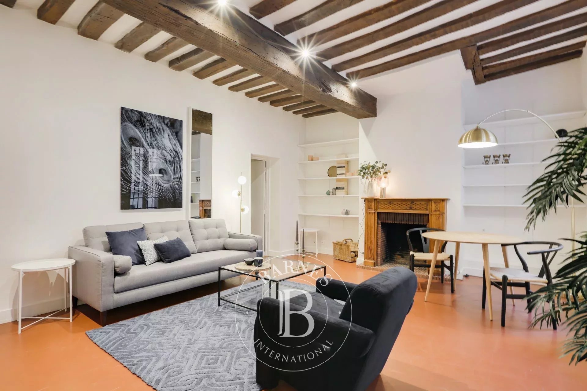 Exclusivité - Paris 6 - Place Saint-Germain-des-Prés - exceptional pied à terre