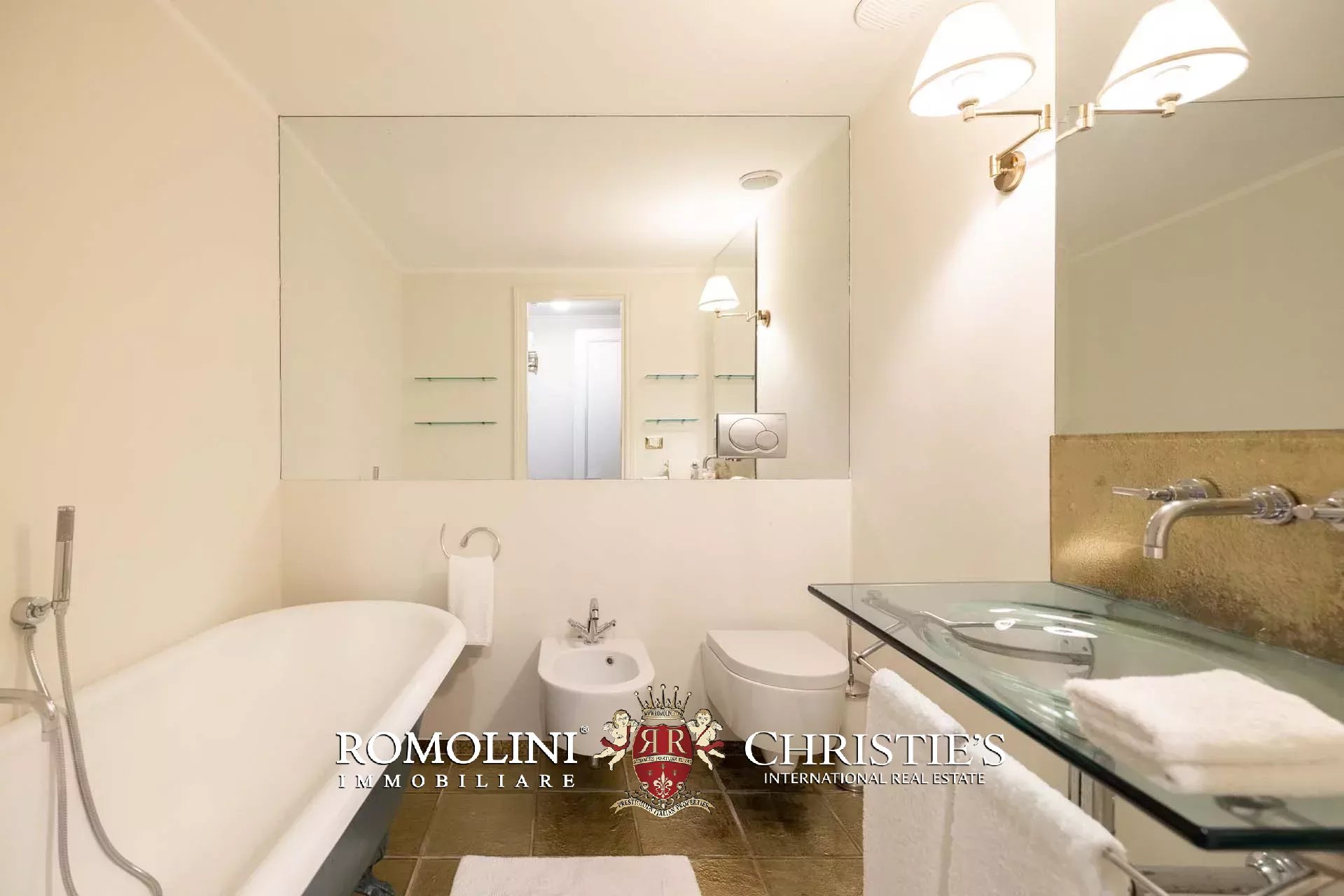 PRACHTVOLLER RESTAURIERTER PALAZZO MIT BLICK AUF DAS HISTORISCHE ZENTRUM VON FLORENZ ZU VERKAUFEN