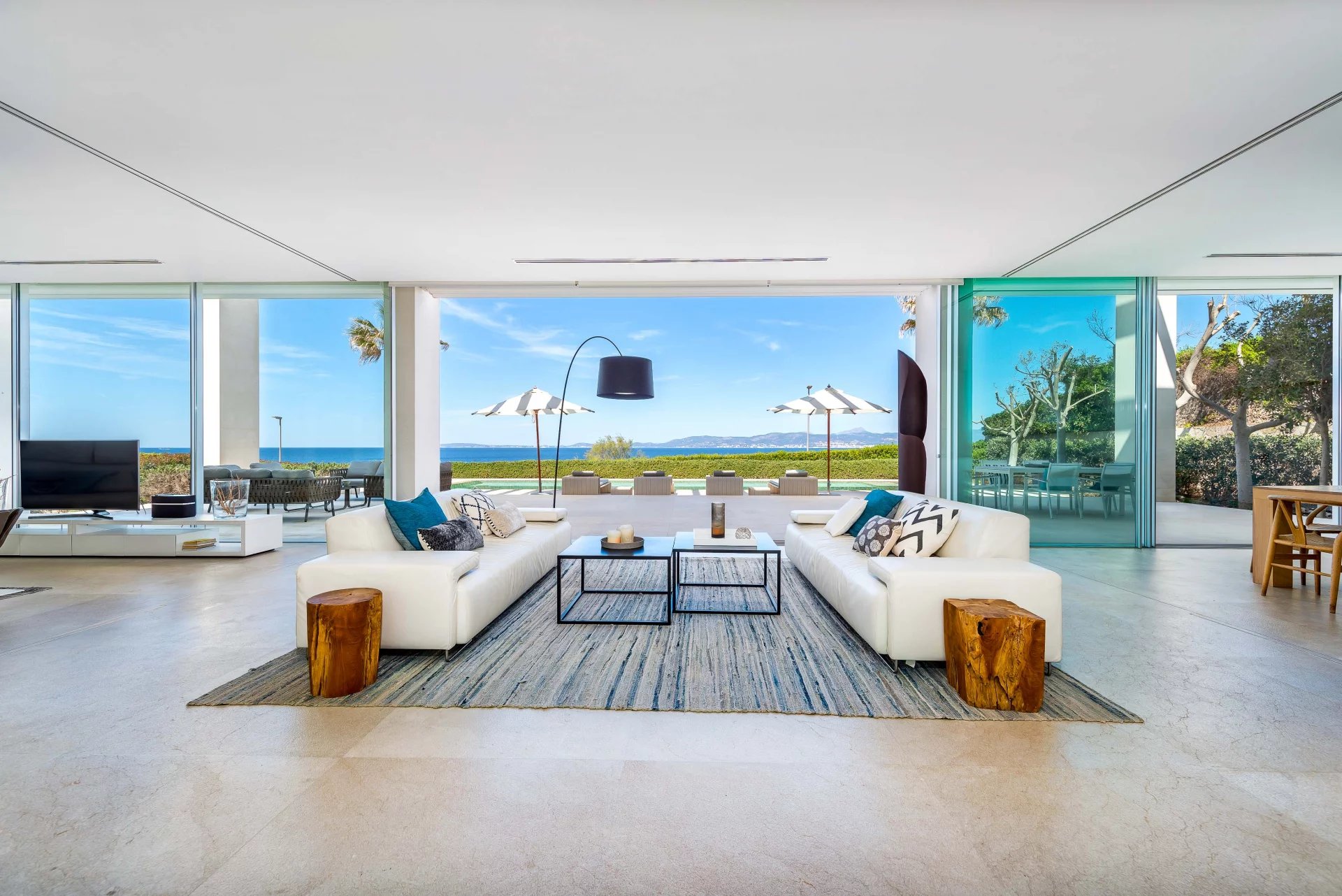 Spectacular luxury Villa Frontline to the Sea