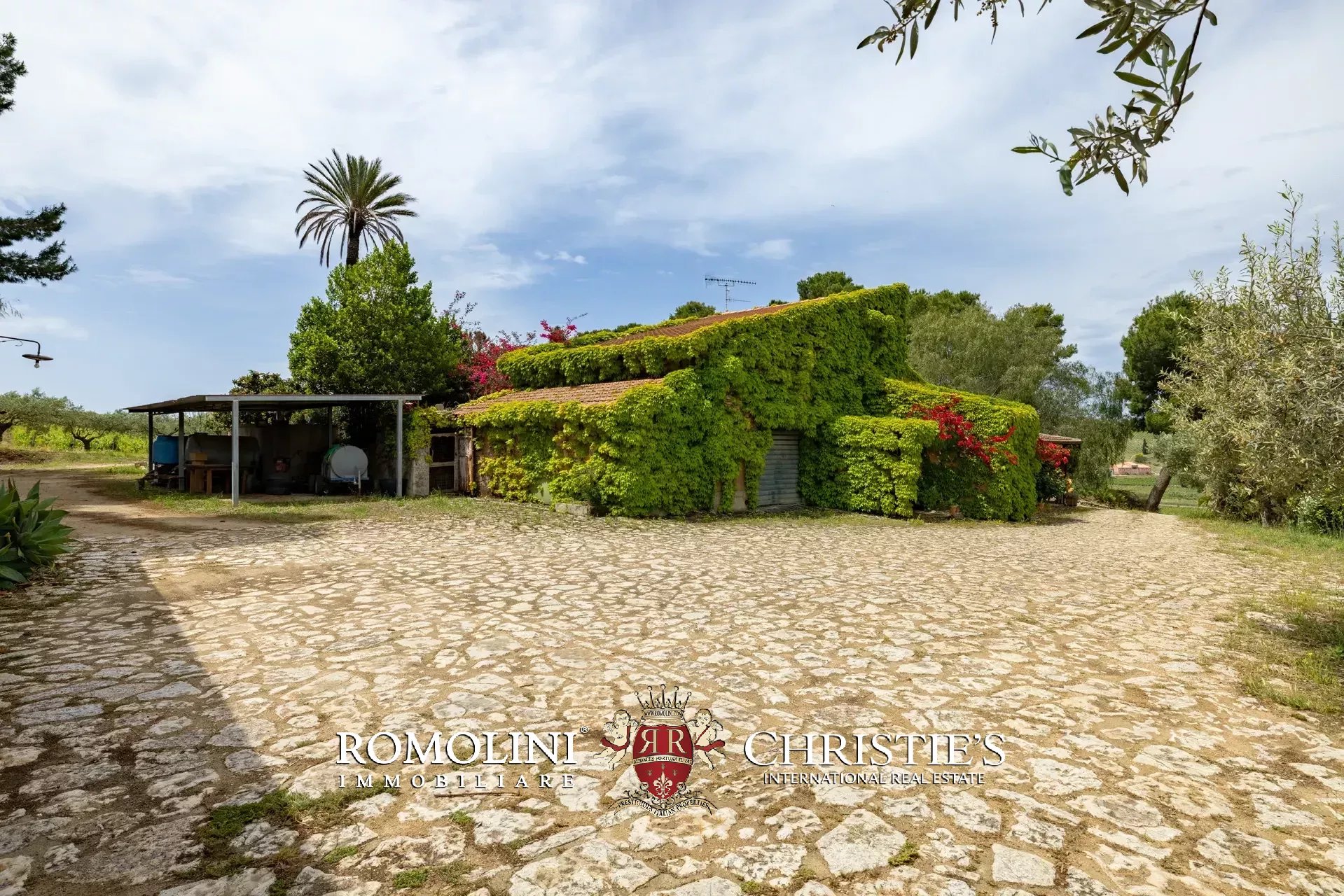 8 Bedroom Villa/Townhouse's Image 14