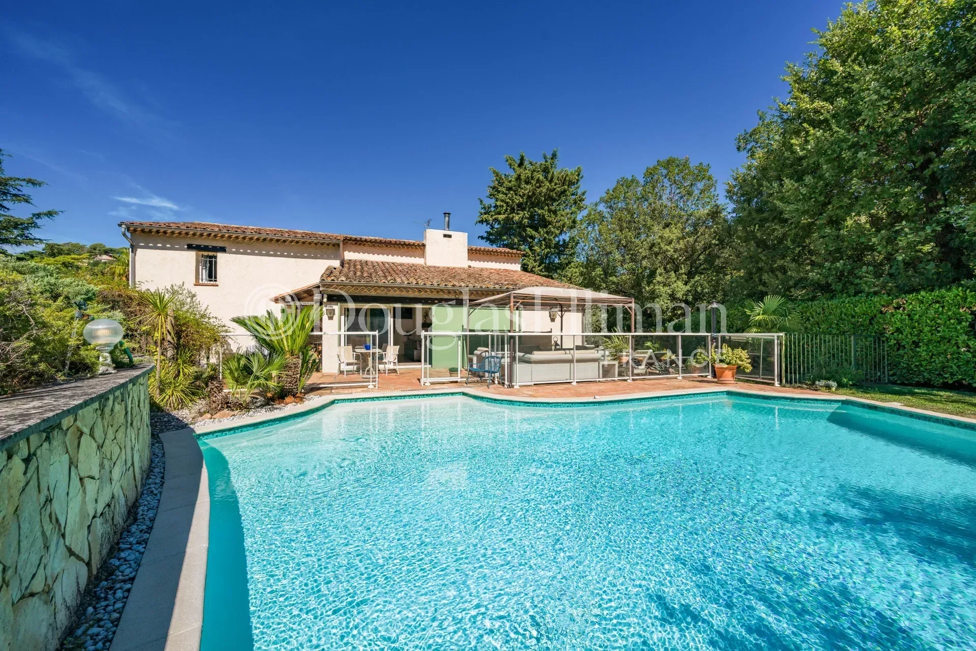 MOUGINS : Villa avec vue panoramique a coté du Vieux Village - Image nᵒ2