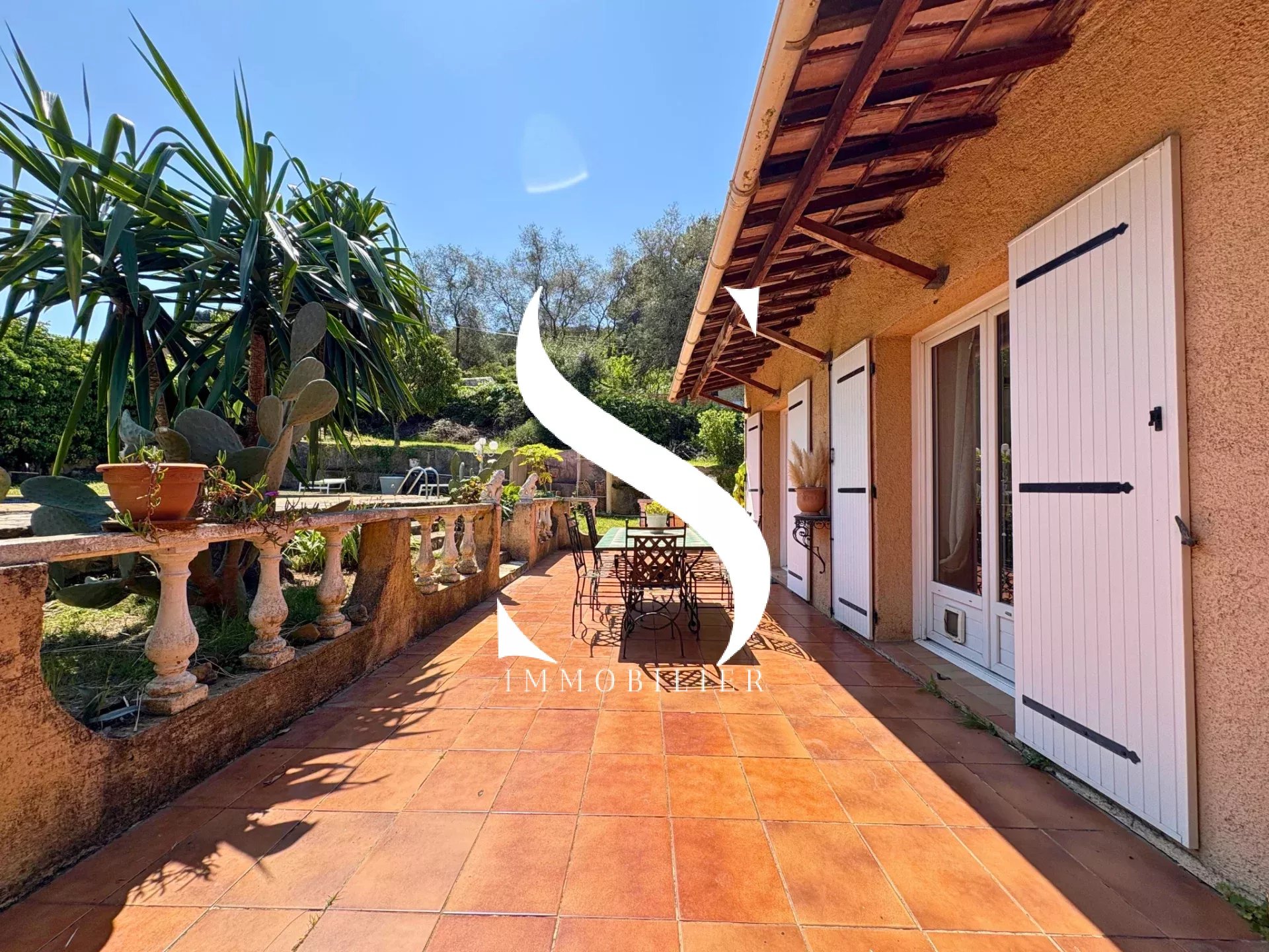 Maison de plain pied avec piscine et dépendance à vendre VALLAURIS limite ANTIBES
