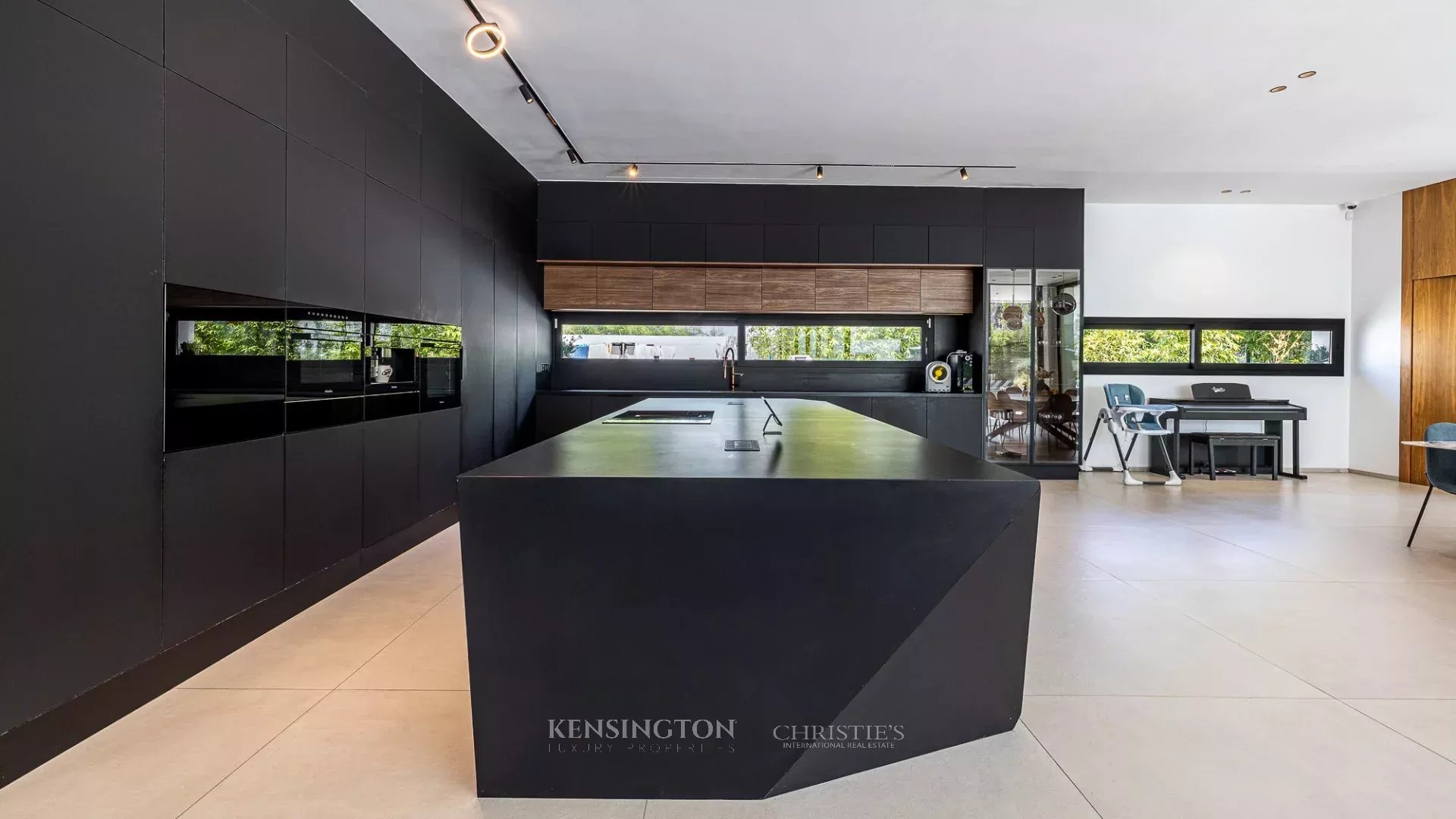 8 Bedroom Villa/Townhouse's Image 39