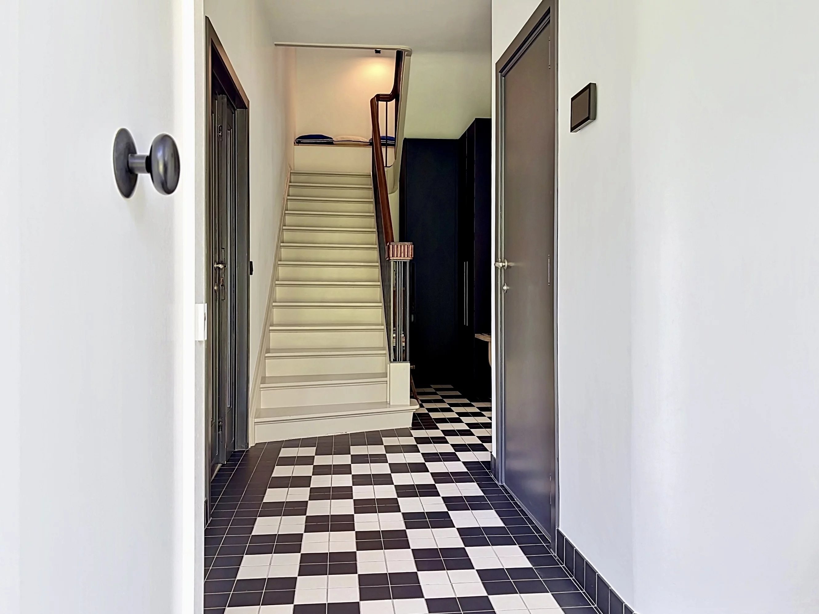 Observatory Neighborhood, a 3-facade house fully renovated on a 350m2 south-facing plot.