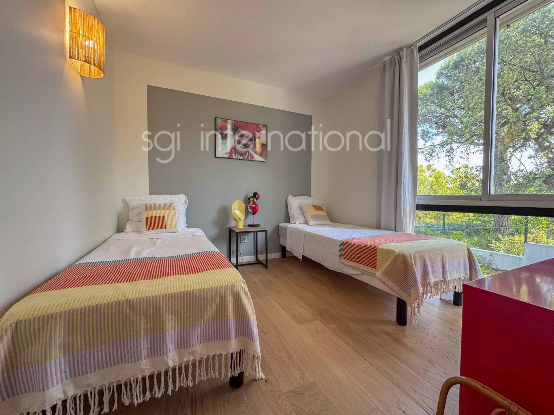 Sainte-Maxime: magnificent new villa 1.5km from the beach.