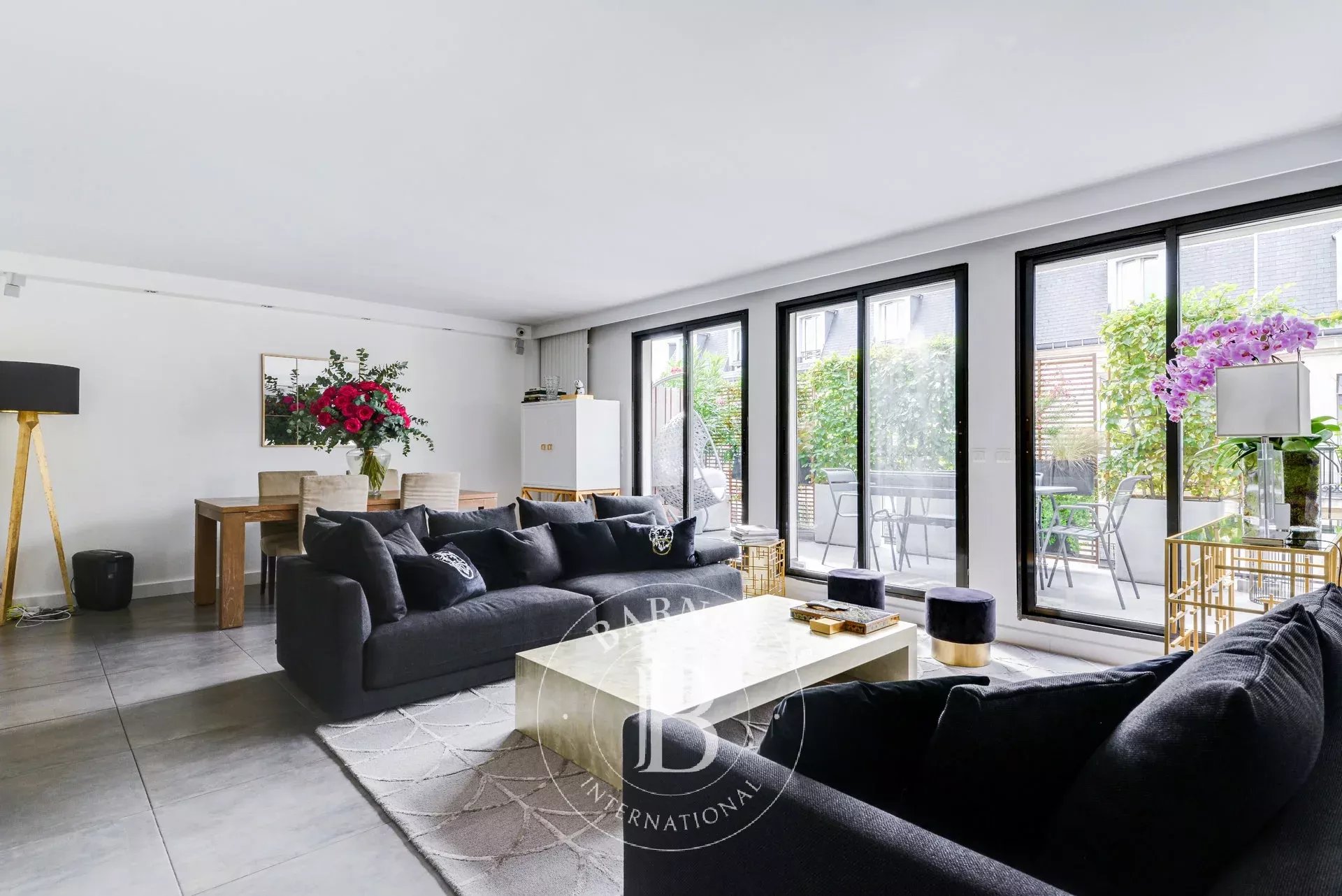 Paris 8th - Golden triangle - High floor with a terrace - rare