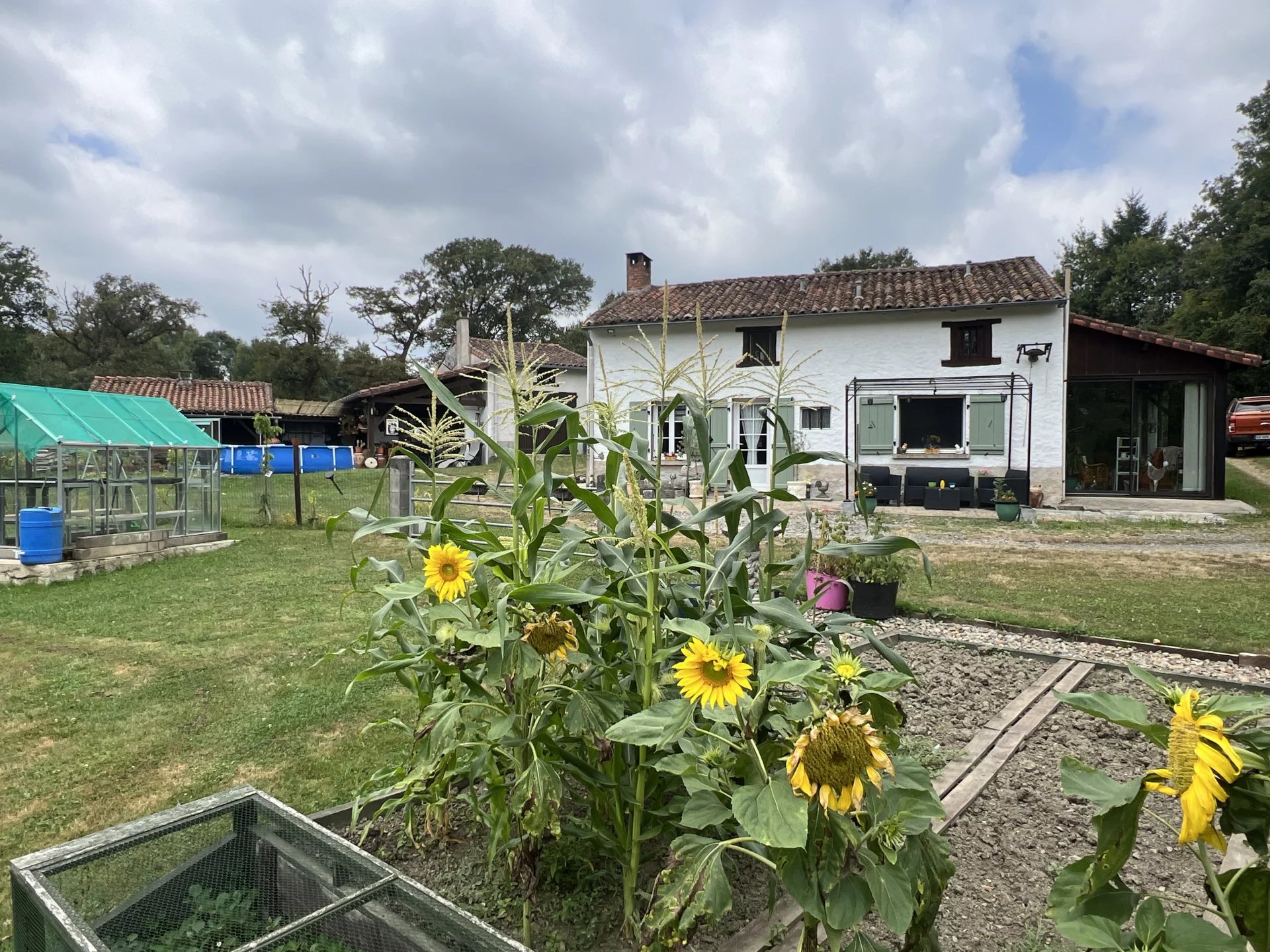 Une charmante maison indépendante située au milieu d'un magnifique jardin de 4000m2.