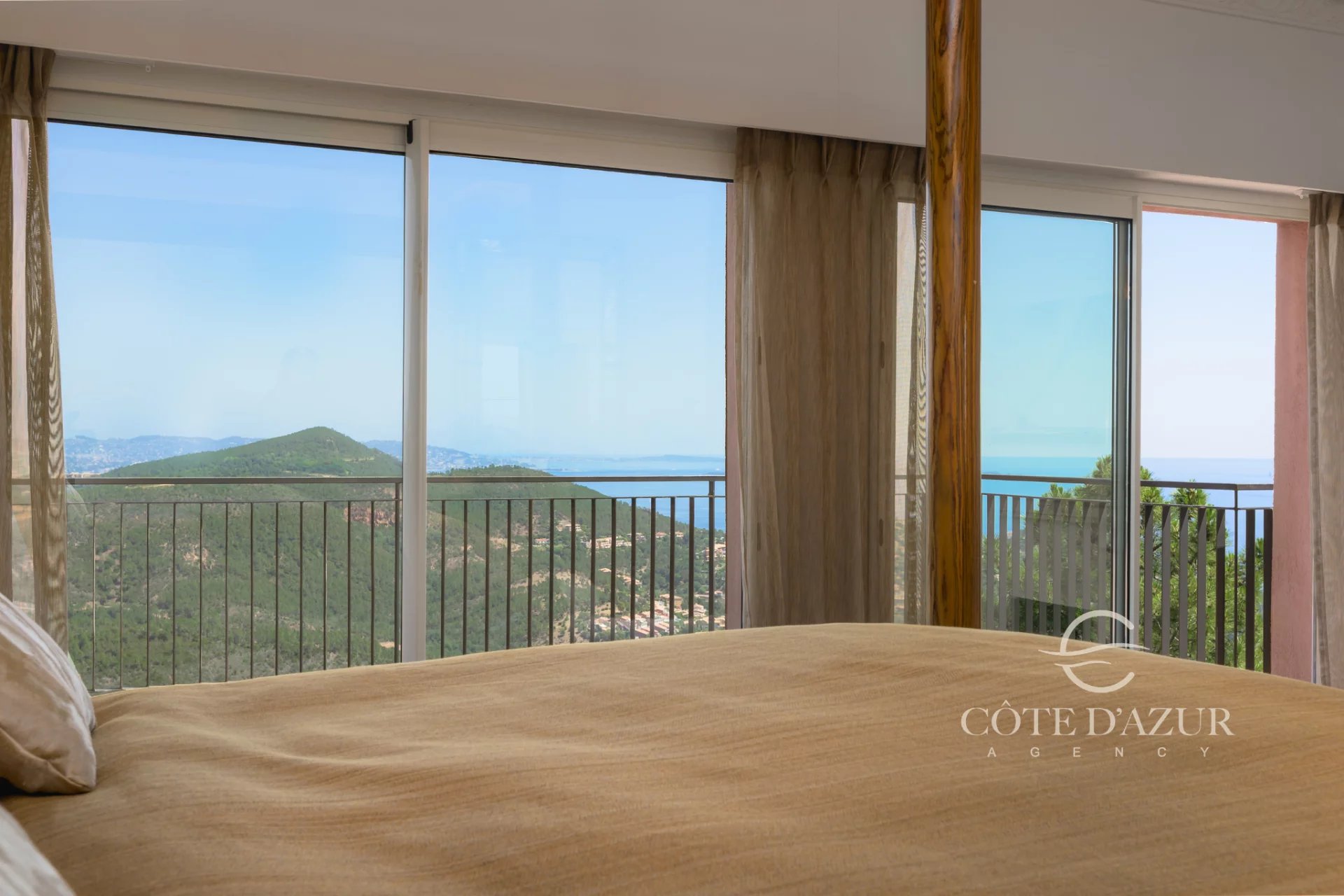 Exceptional property with panoramic sea views 16