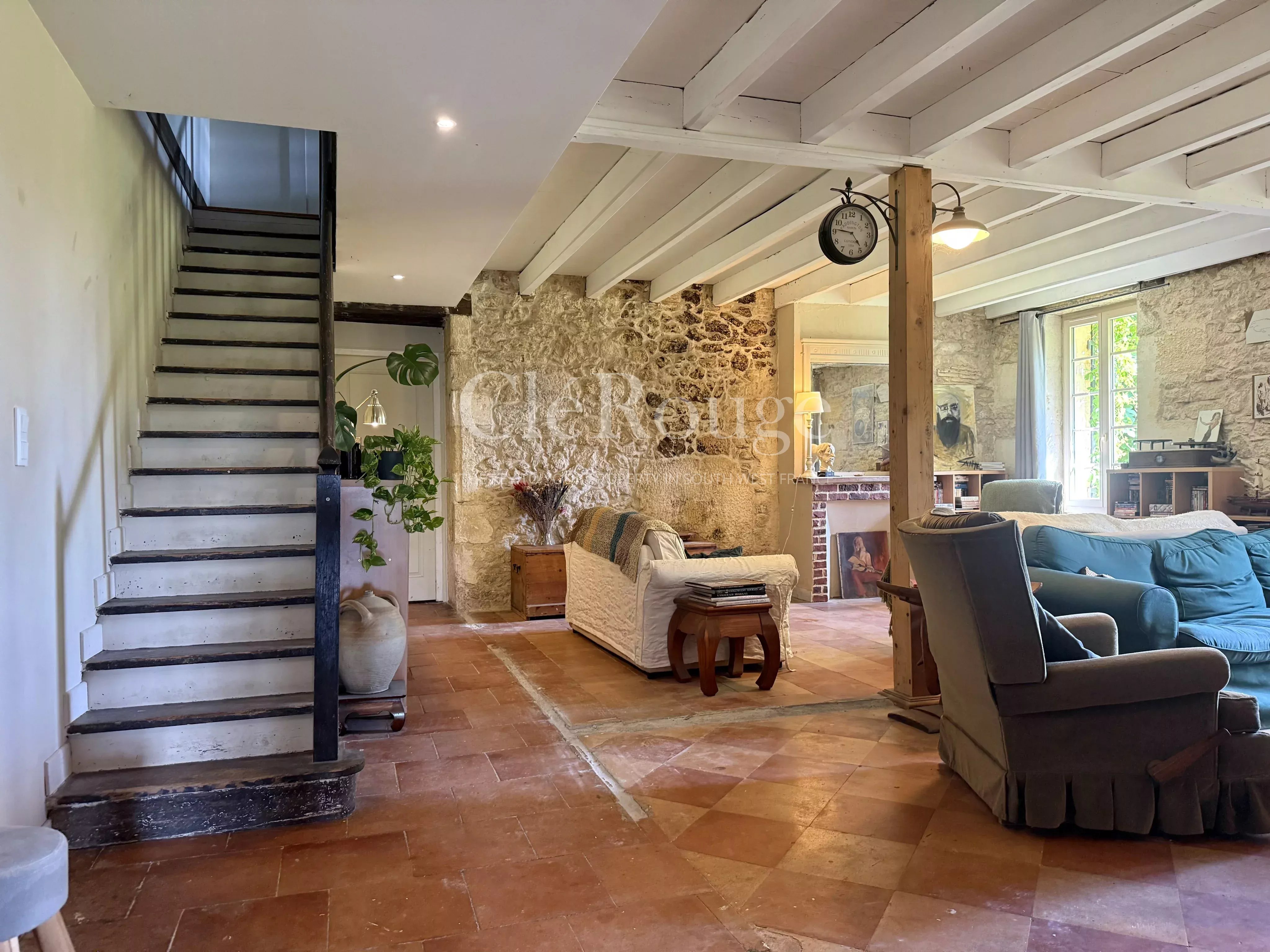 15 minutes from Monségur – Stunning 5-bedroom stone property