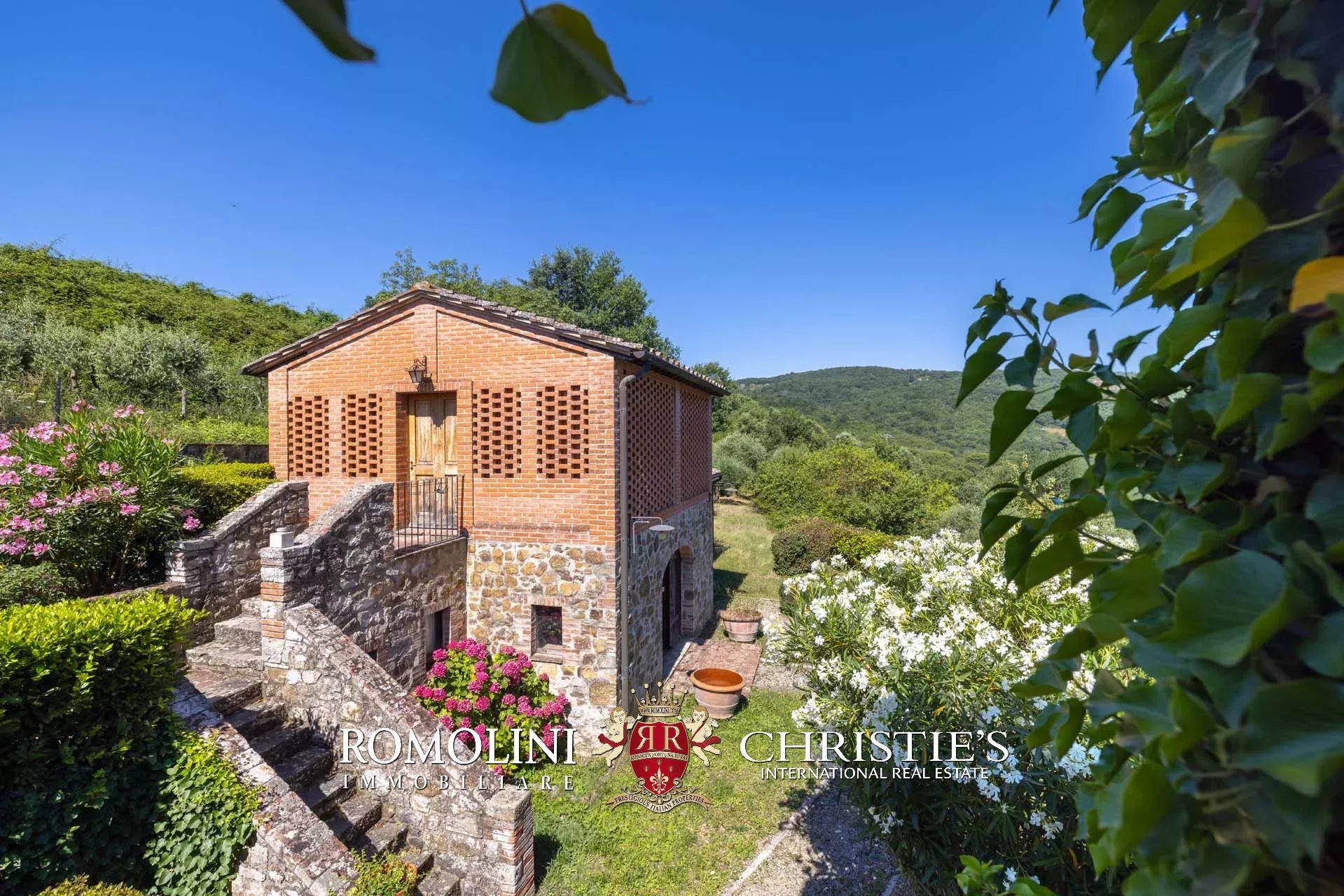 33 Bedroom Vineyard's Image 75