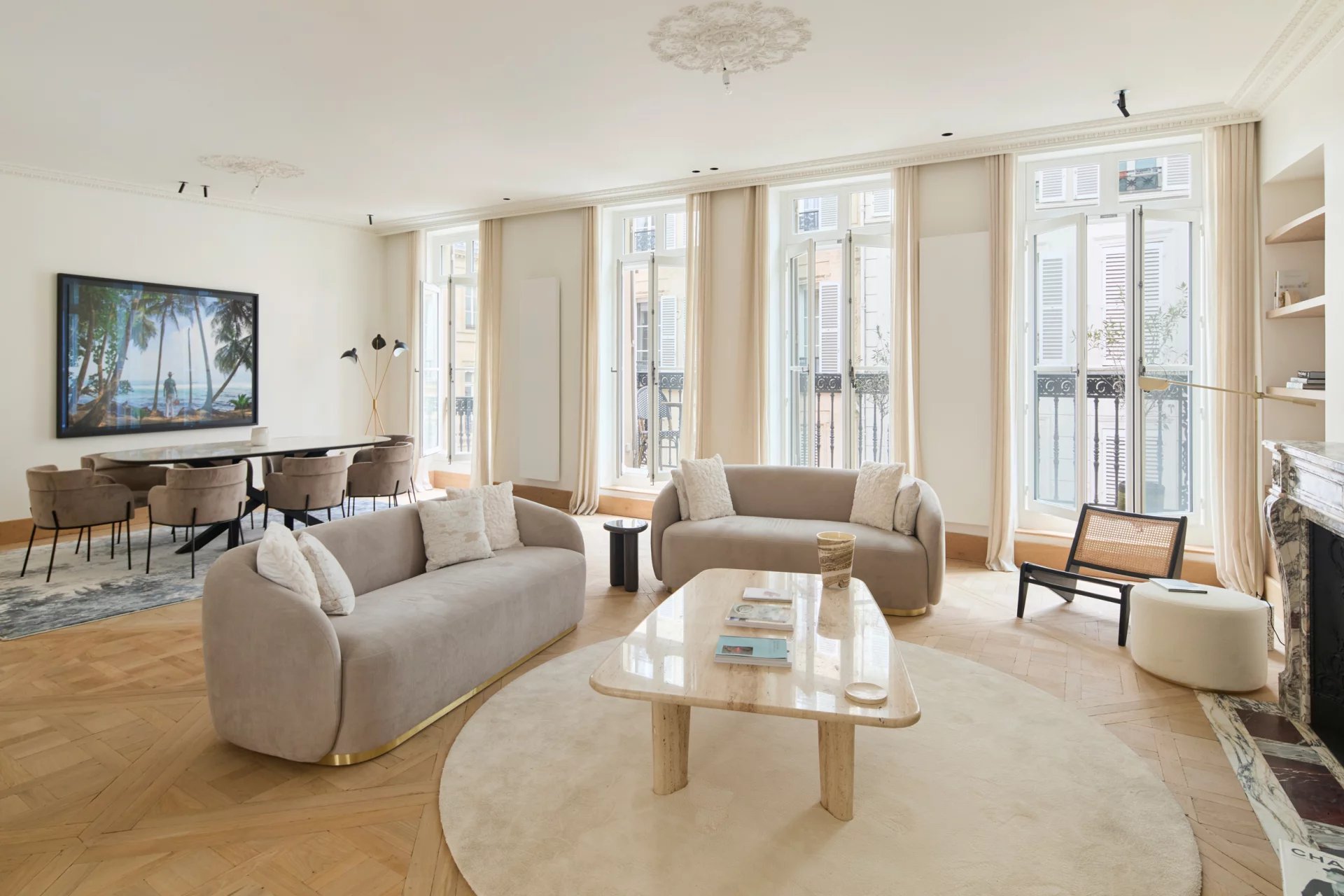 Un magnifique appartement rénové situé rue de Grenelle