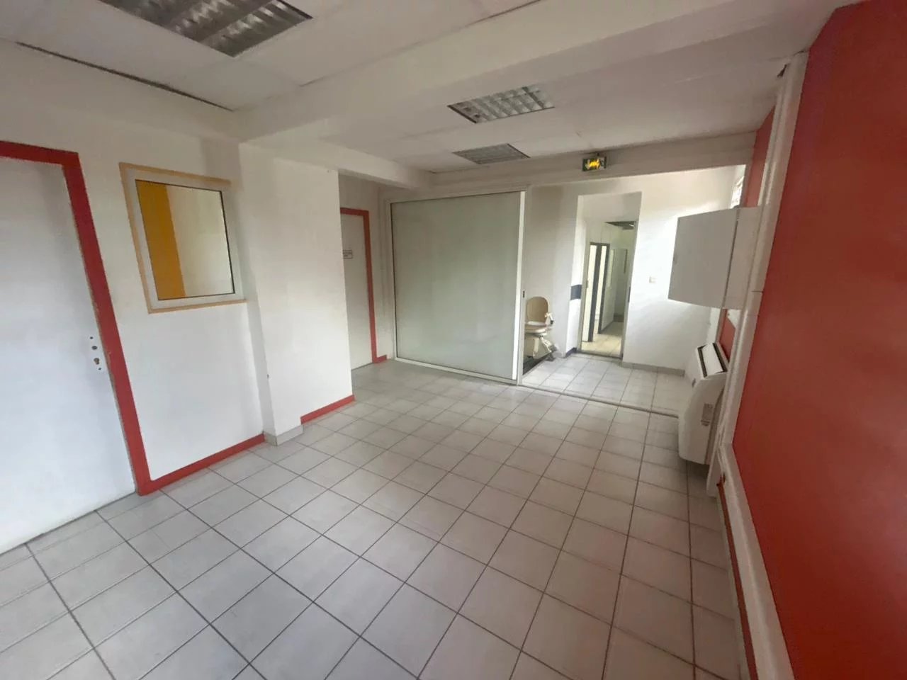 LOCAL PROFESSIONNEL - 216 M² - DUCOS