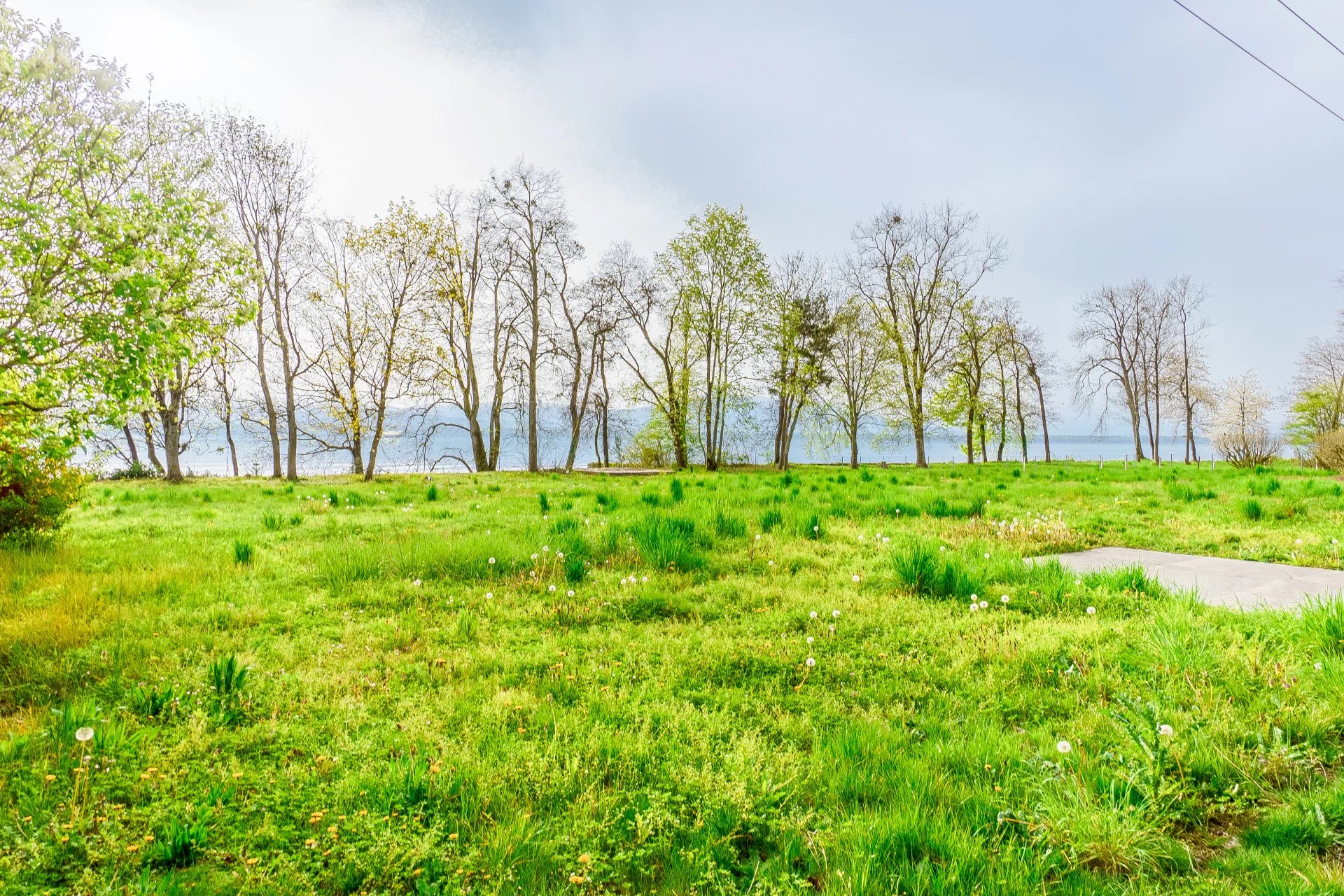 Waterfront villa with 7'585m2 plot