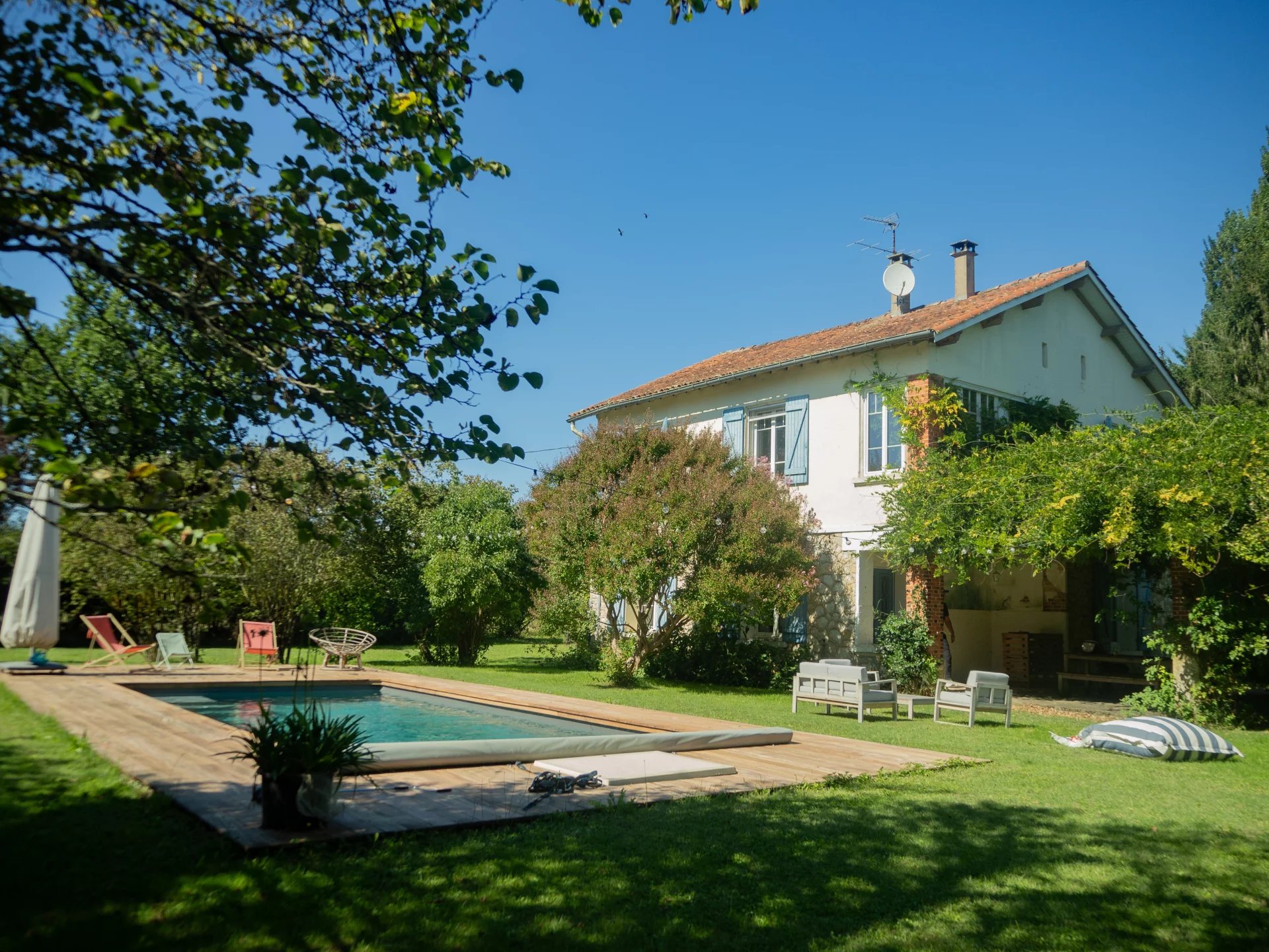 Maison année 30 : 5 pieces 138 m² sur parcelle de 2800m² avec piscine .