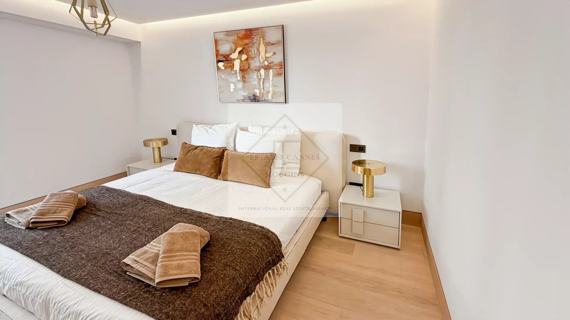 Cannes – Croisette : Appartement d’exception dans résidence historique avec vue mer panoramique — photo 36
