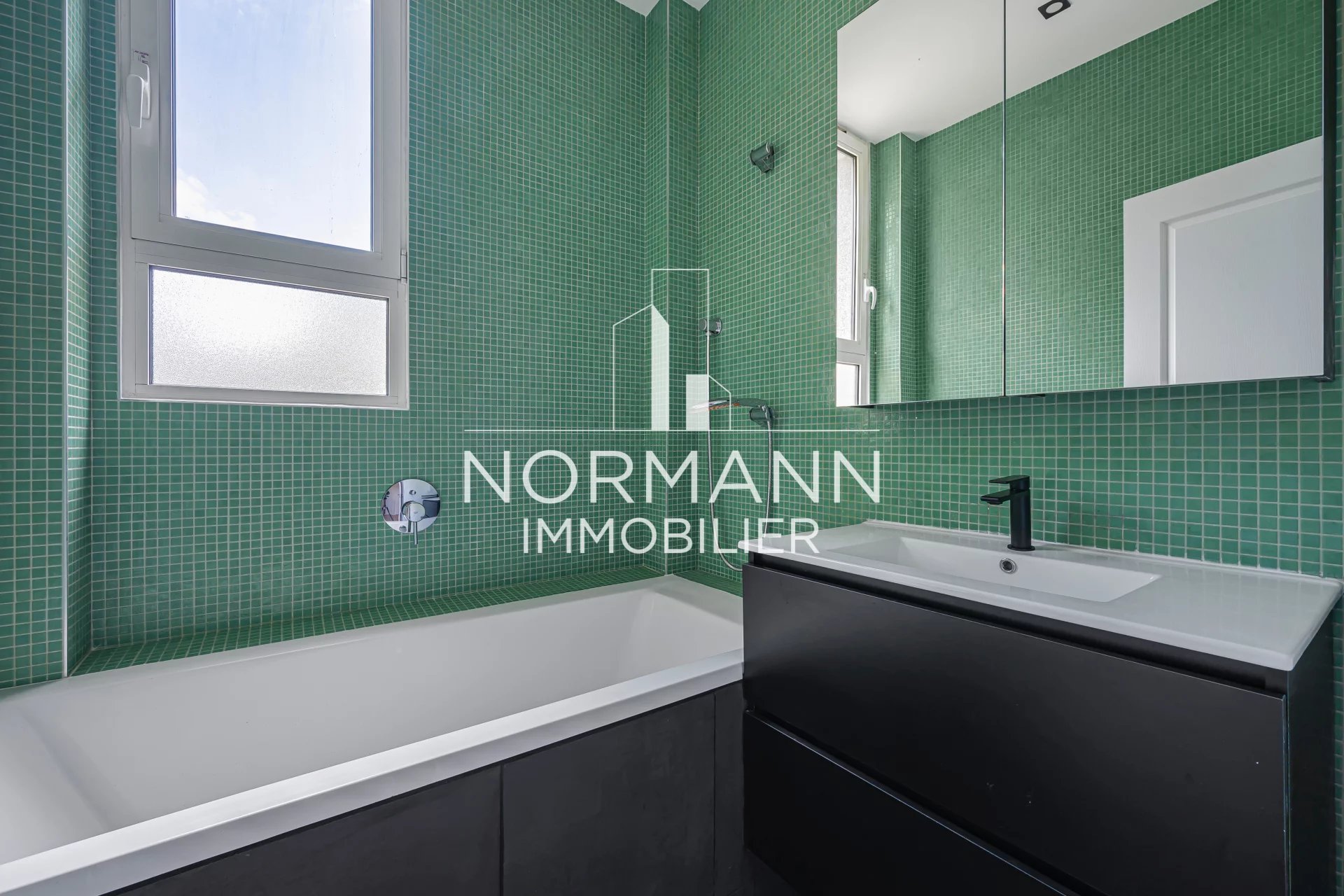 NEUILLY SUR SEINE- LONGCHAMP/DELABORDERE-3 BEDROOMS-TERRACE