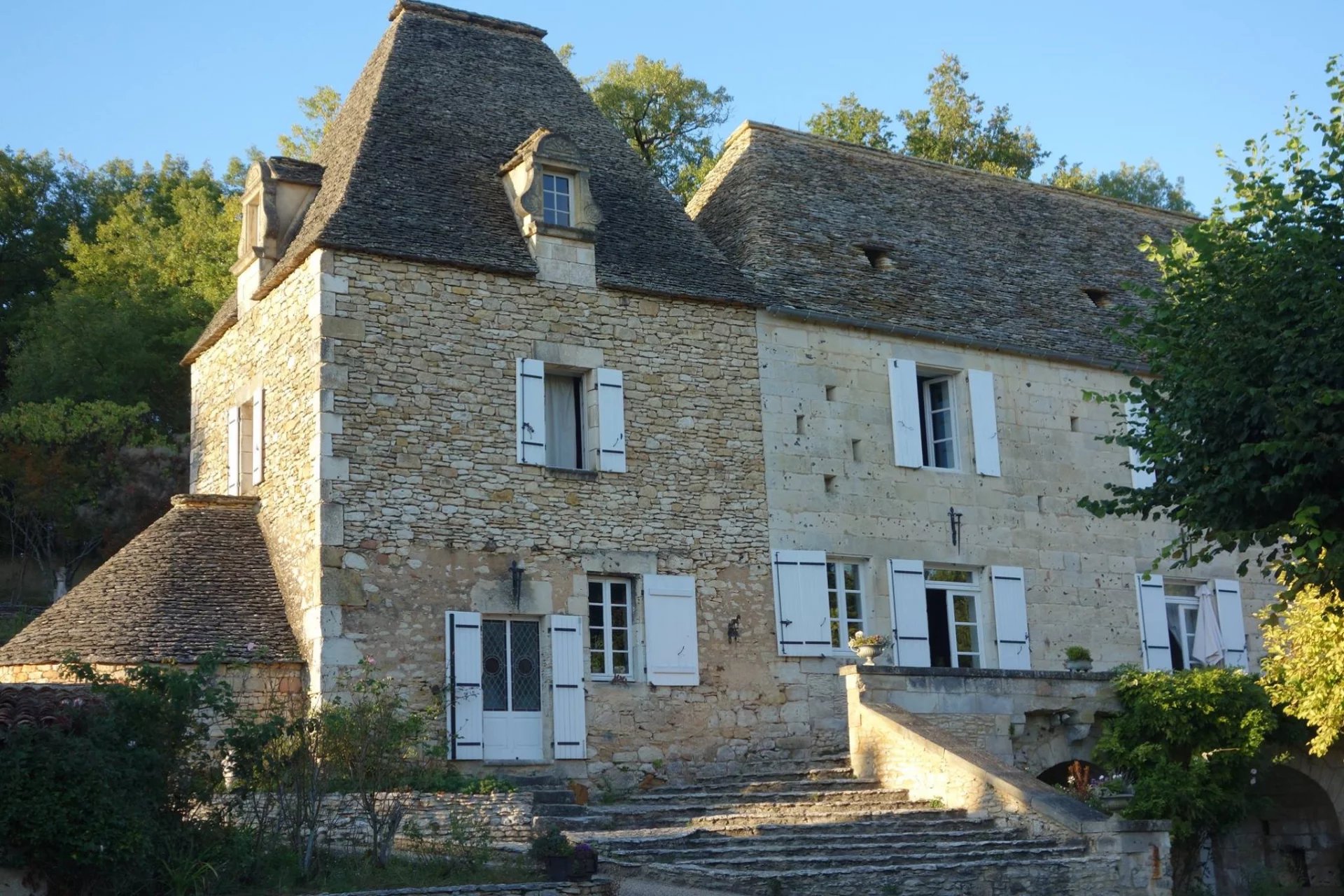 Domaine du 16ème siècle près de Saint Cyprien, maison principale, 5 maisons d'amis et piscine.