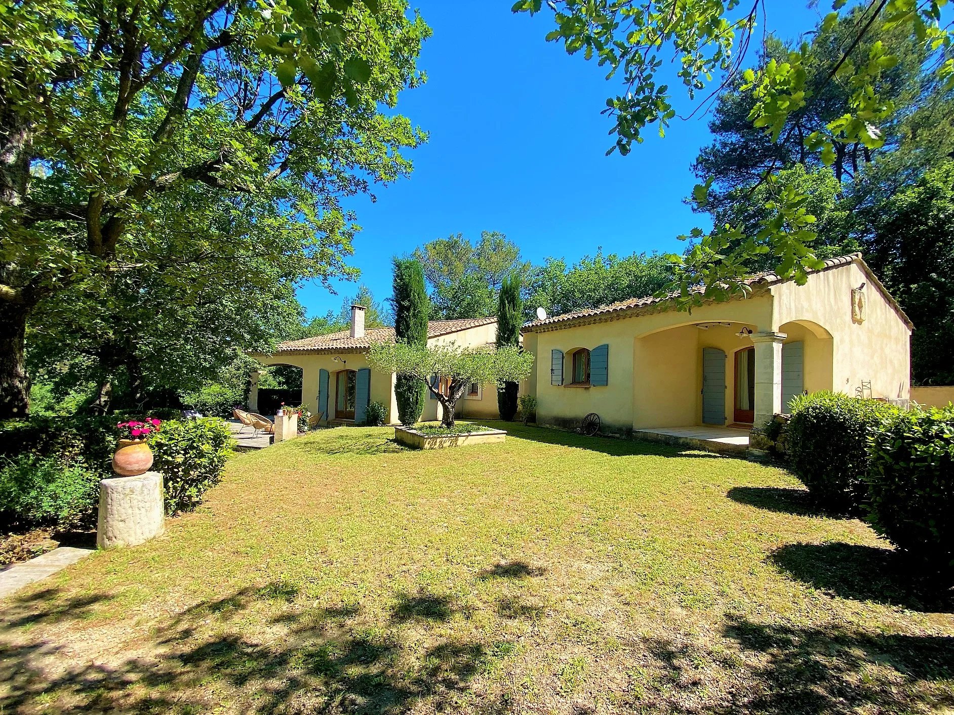 Villa T5 de 155 m2 + T2 de 36 m2, piscine, terrain 4900 m2