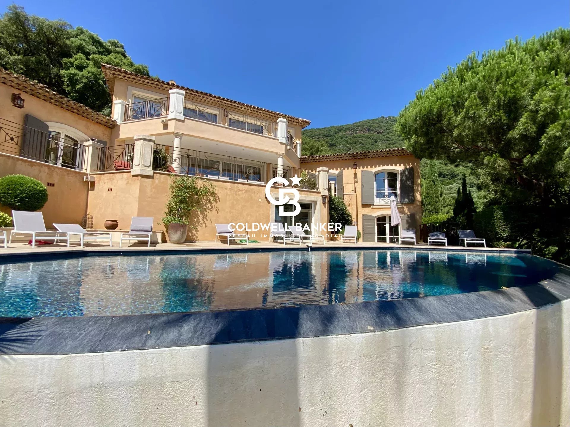 À l’abri des regards, dans un cadre privilégié de Cavalaire…