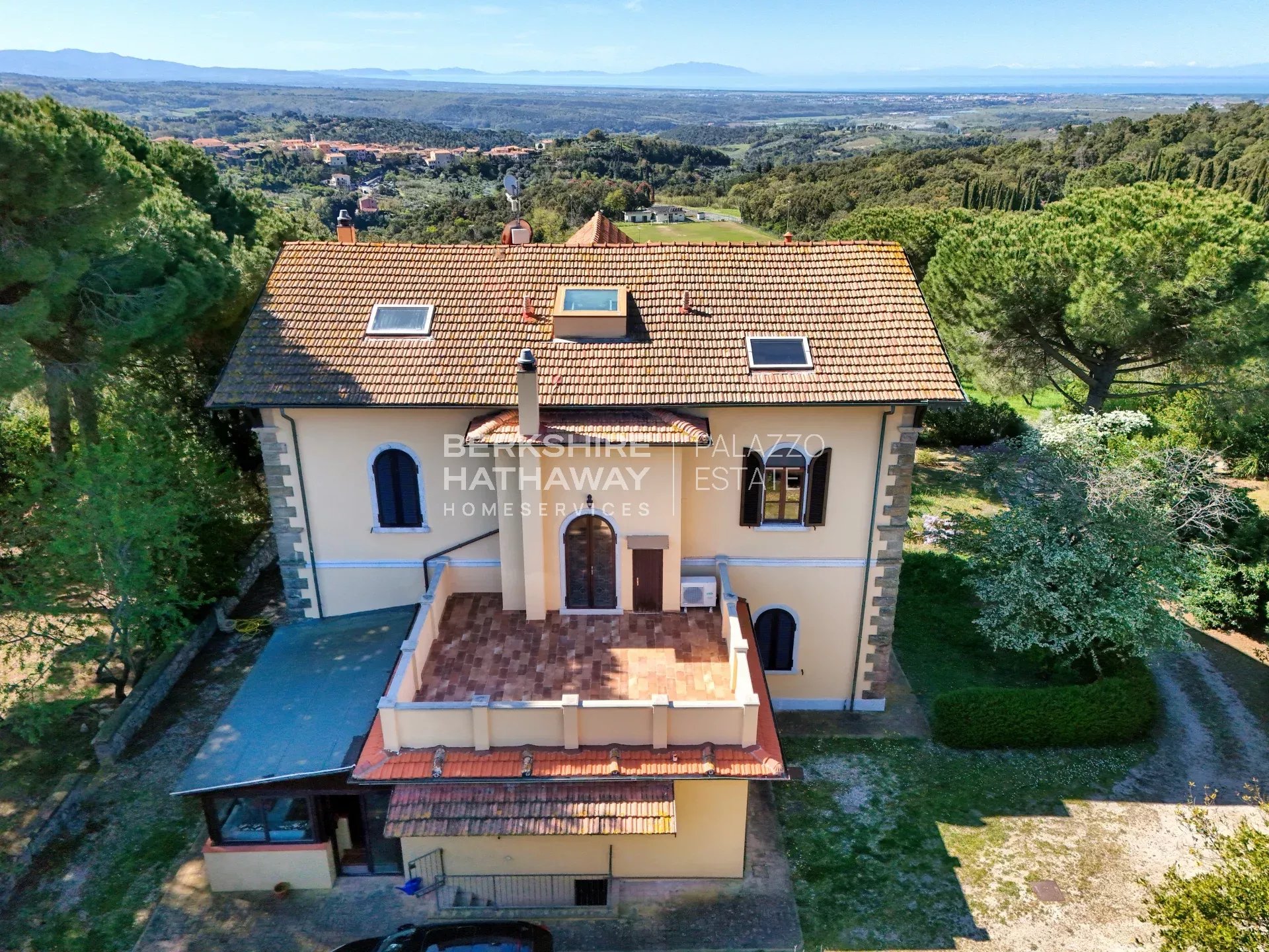 Elegante Villa d'Epoca con Vista Mare e Piscina a Riparbella