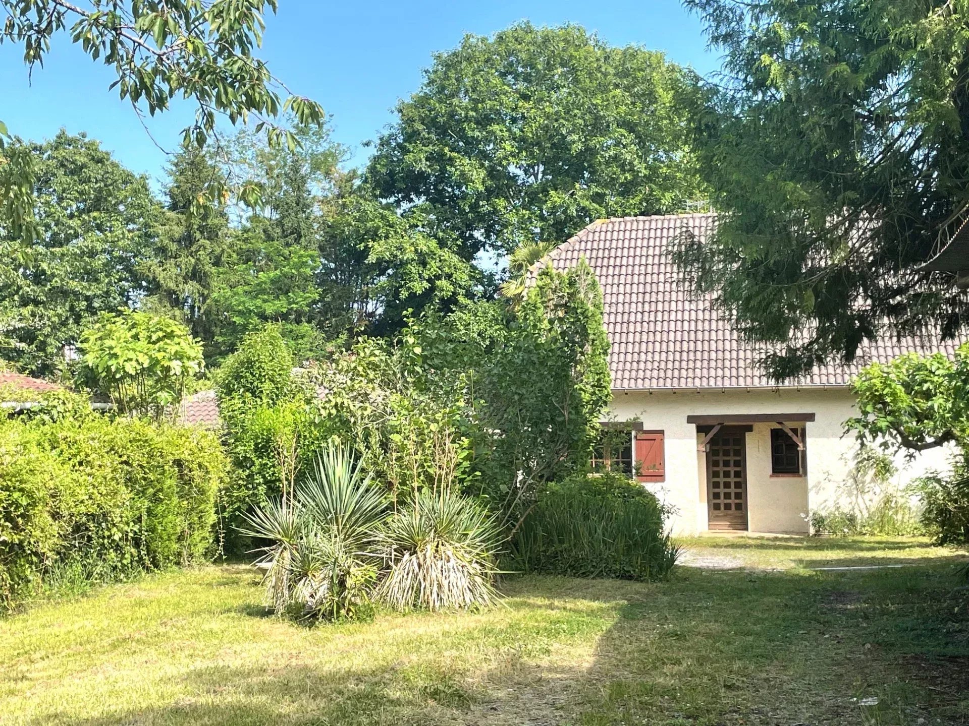 Neo-Béarnaise with swimming pool in sought-after neighborhood