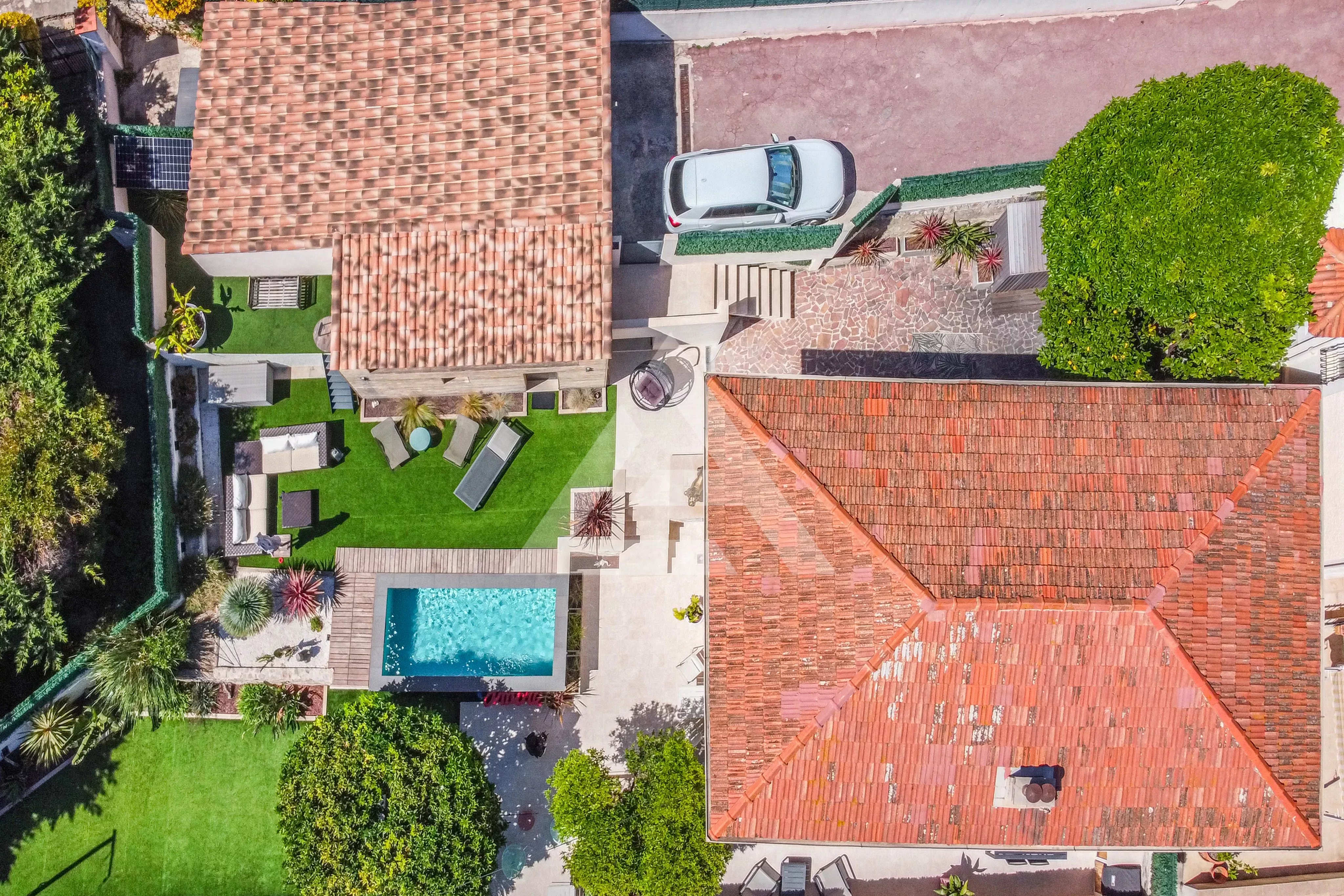 VILLA WITH POOL - BEAUSOLEIL - GARAGE AND PARKING