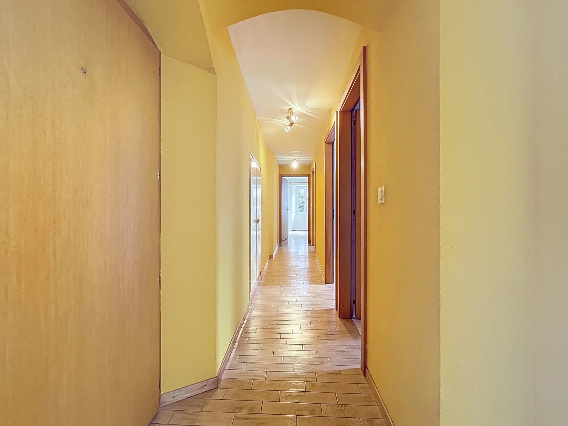 Appartement en rez-de-chaussée surélevé avec jardin