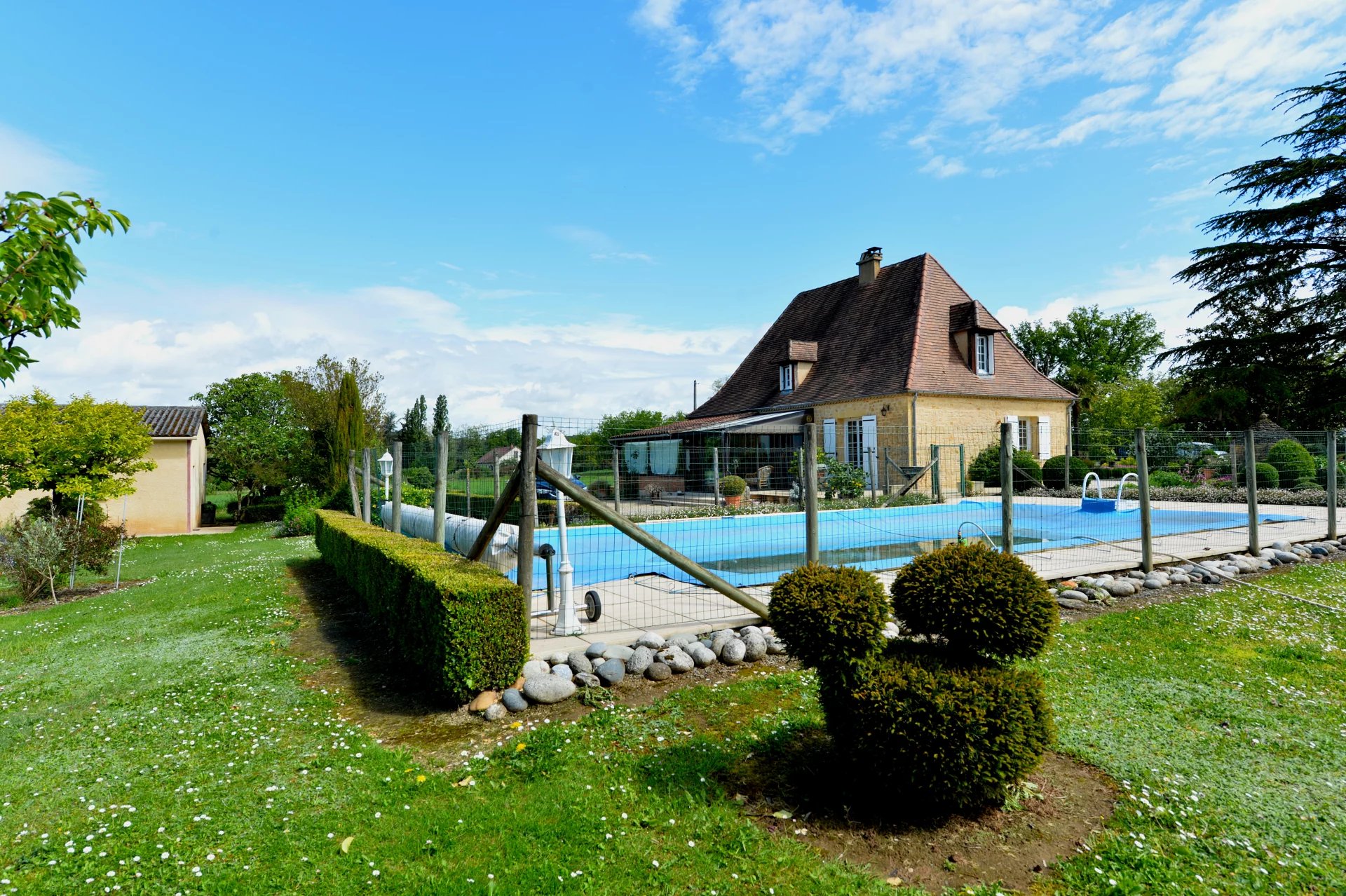 Charmante Périgourdine avec piscine et gîte sur 1 hectare