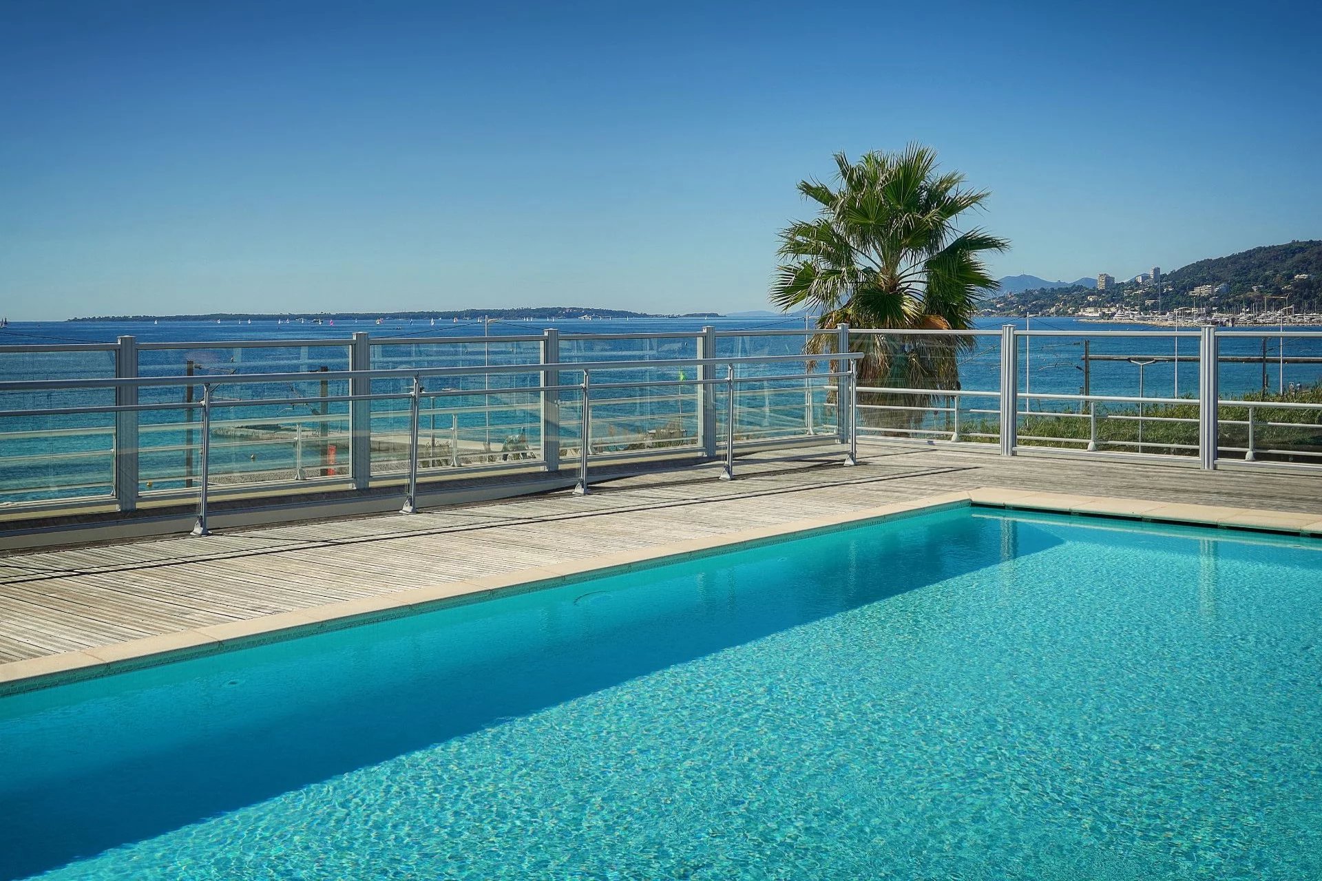 Juan les Pins – appartement avec jardin privatif, piscine sur le toit et accès direct à la plage