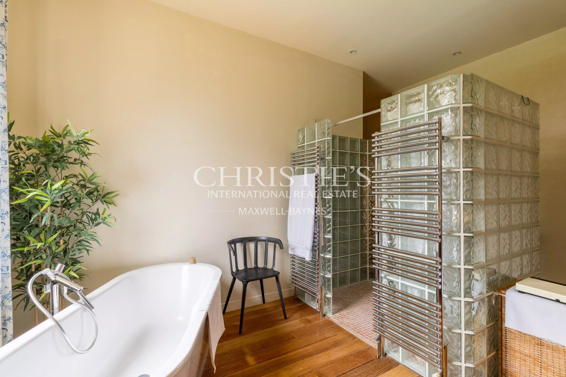 11 Bedroom Vineyard's Image 17